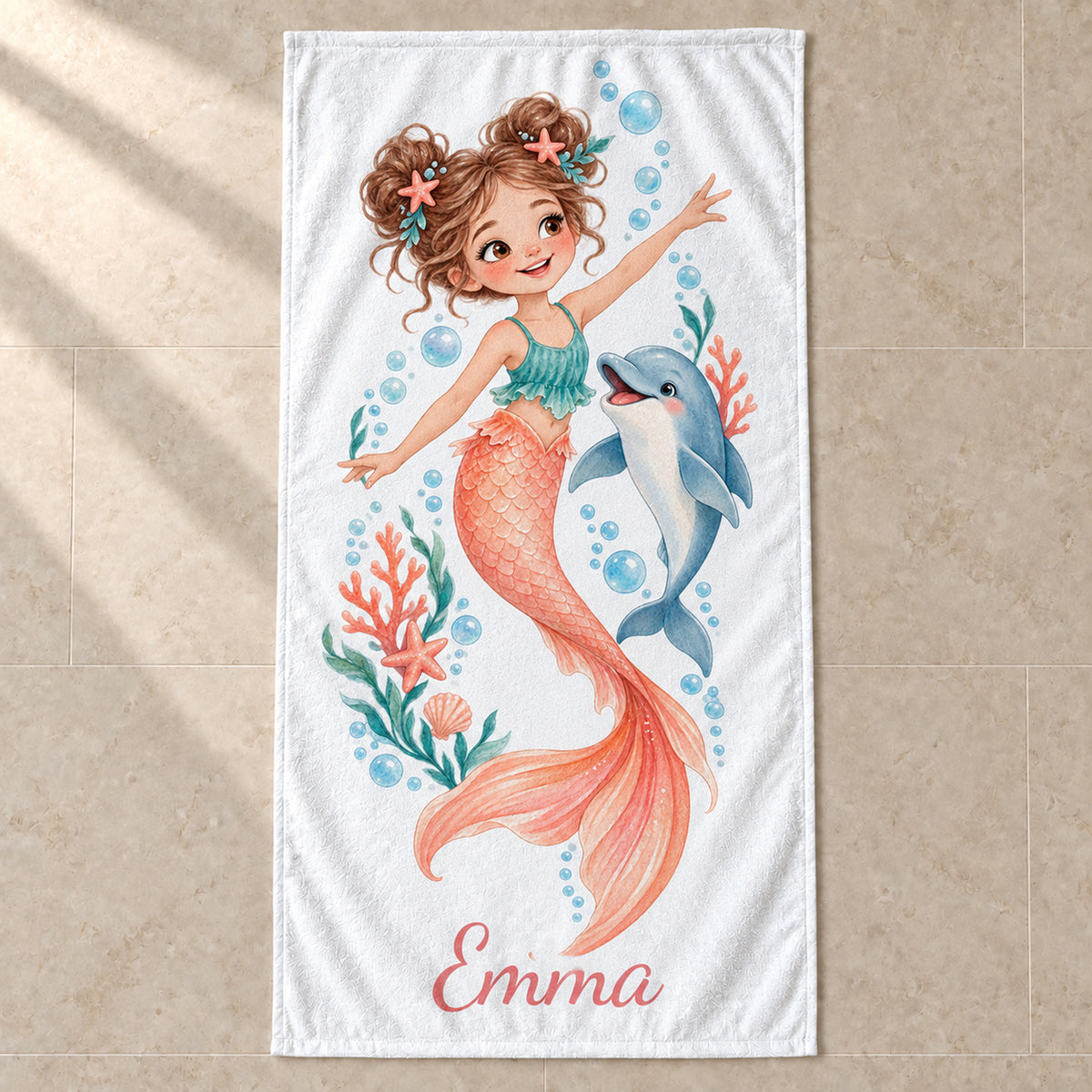 Personalisiertes Meerjungfrauen-Handtuch Delfinfreundin mit Name Emma, im Badezimmer aufgehängt.