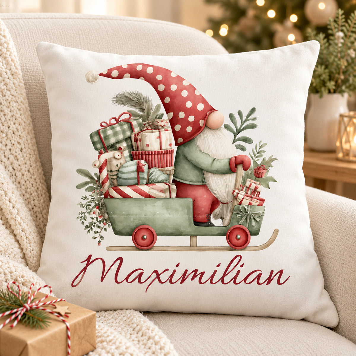 Weihnachtswichtel-Kissenbezug Geschenkschlitten, 40 × 40 cm, mit Beispielname Maximilian: Wohnansicht.