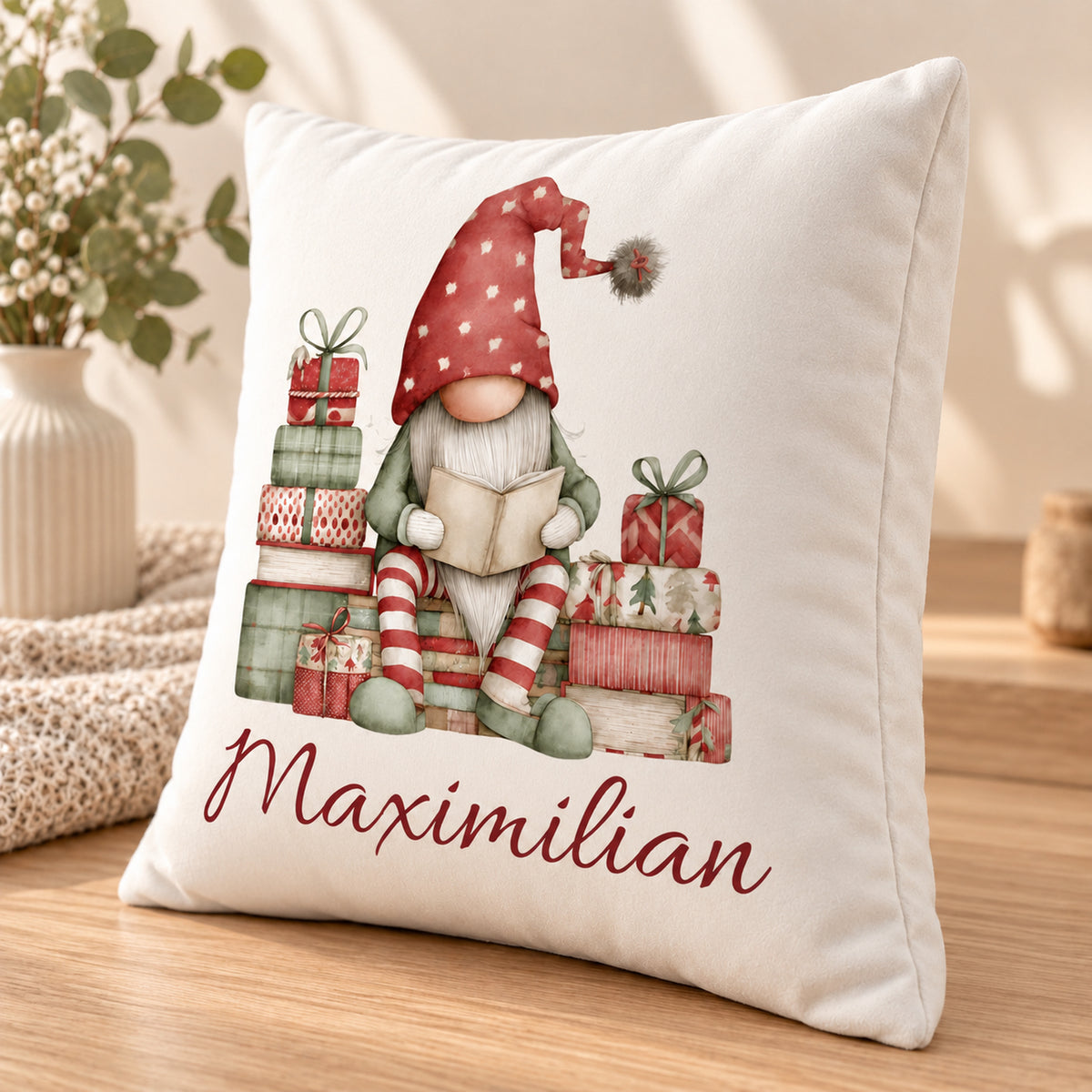 Weihnachtswichtel-Kissenbezug Gemütliche Lesestunde, 40 × 40 cm, mit Beispielname Maximilian: Ansicht schräg von vorn.