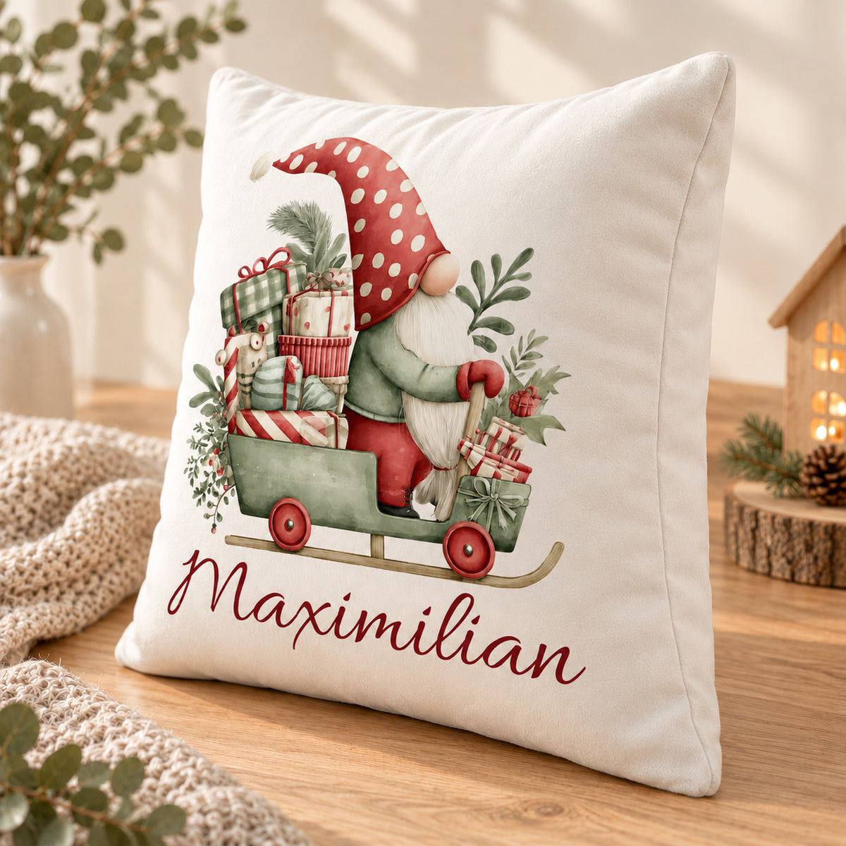 Weihnachtswichtel-Kissenbezug Geschenkschlitten, 40 × 40 cm, mit Beispielname Maximilian: Ansicht schräg von vorn.