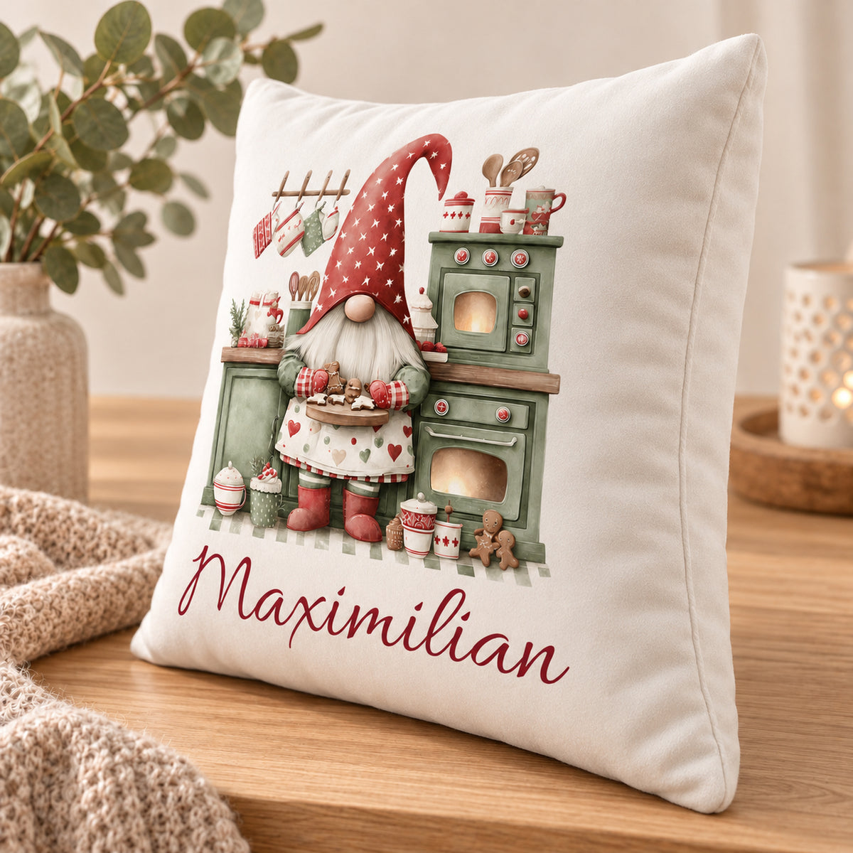 Weihnachtswichtel-Kissenbezug Weihnachtsbäckerei, 40 × 40 cm, mit Beispielname Maximilian: Ansicht schräg von vorn.