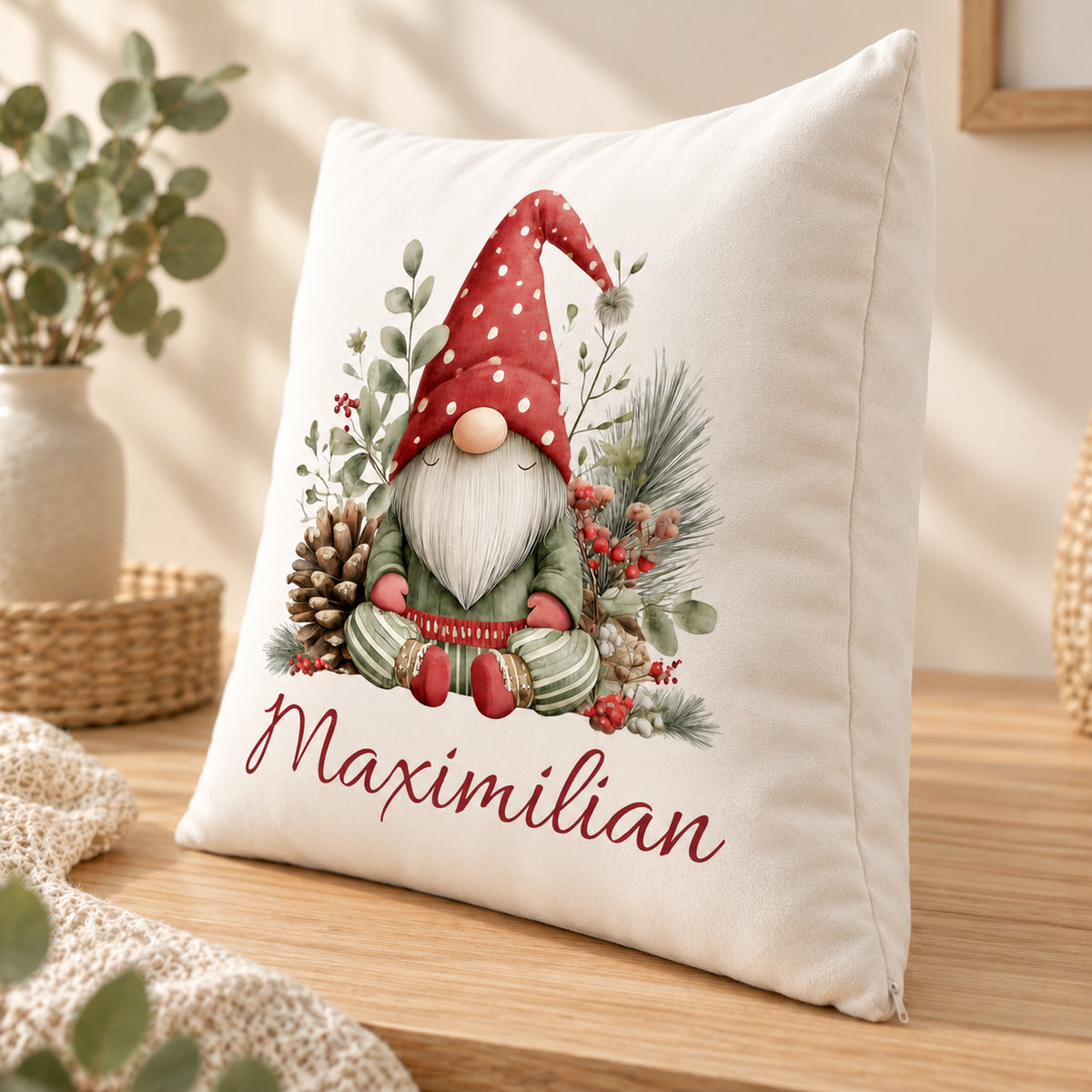 Weihnachtswichtel-Kissenbezug Wintergrün, 40 × 40 cm, mit Beispielname Maximilian: Ansicht schräg von vorn.