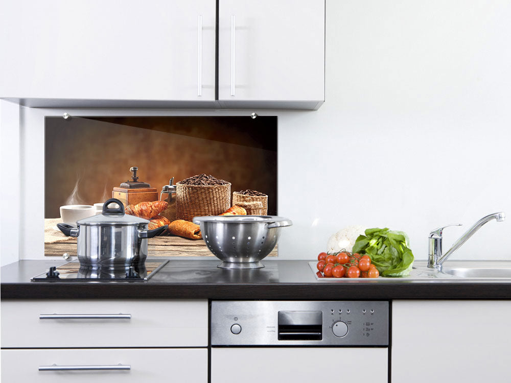 Küchenrückwand mit Brot, Körben und frischem Gemüse.