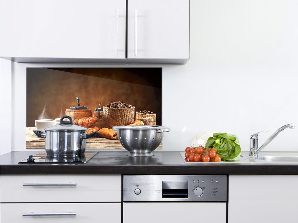 Küchenzeile mit Töpfen, frischem Gemüse und Backwaren.