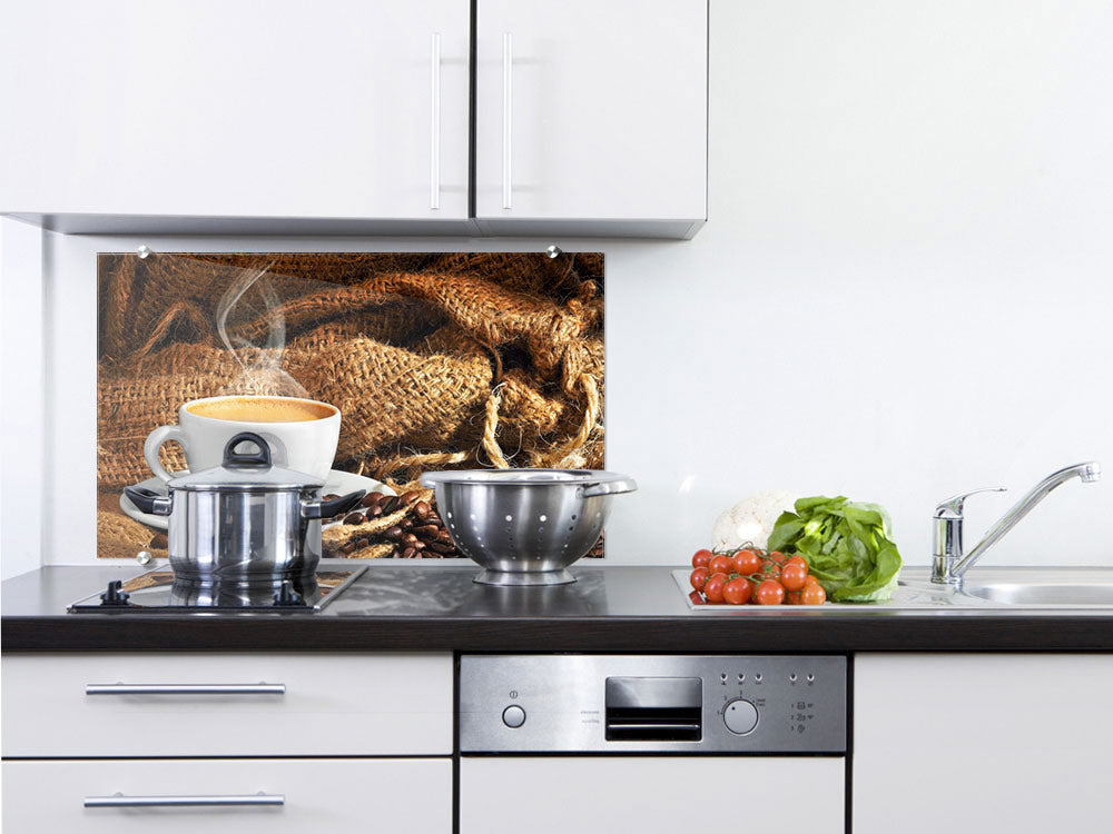 Küchenrückwand mit Kaffeetasse und Gemüse in frischen Farben.