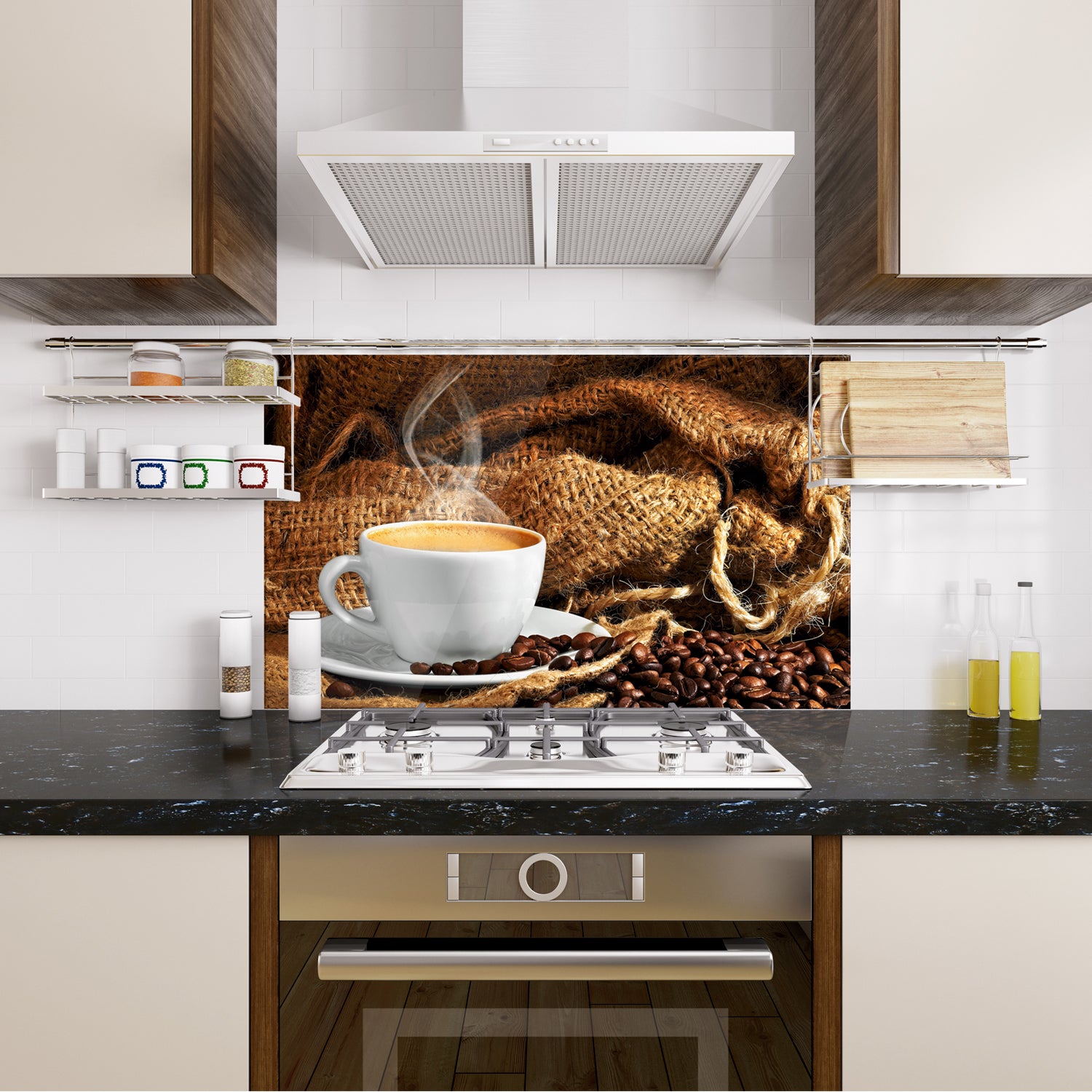 Weiße Tasse Kaffee vor Kaffeebohnen und Jutesack.