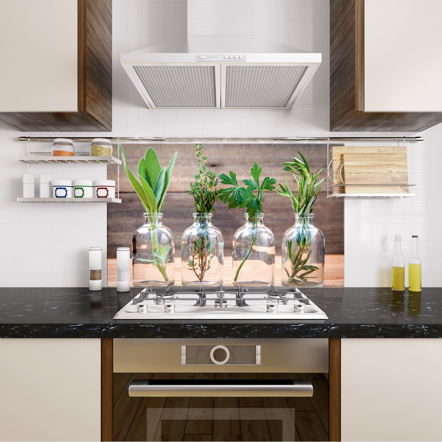 Glaskaraffen mit frischen Kräutern auf schwarzem Küchenarbeitsplatz.