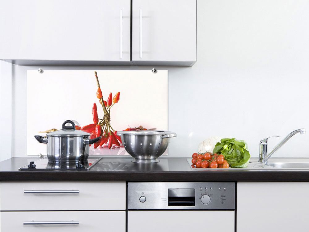 Küchenzeile mit Topf, Schüssel, frischem Gemüse und roten Paprika.