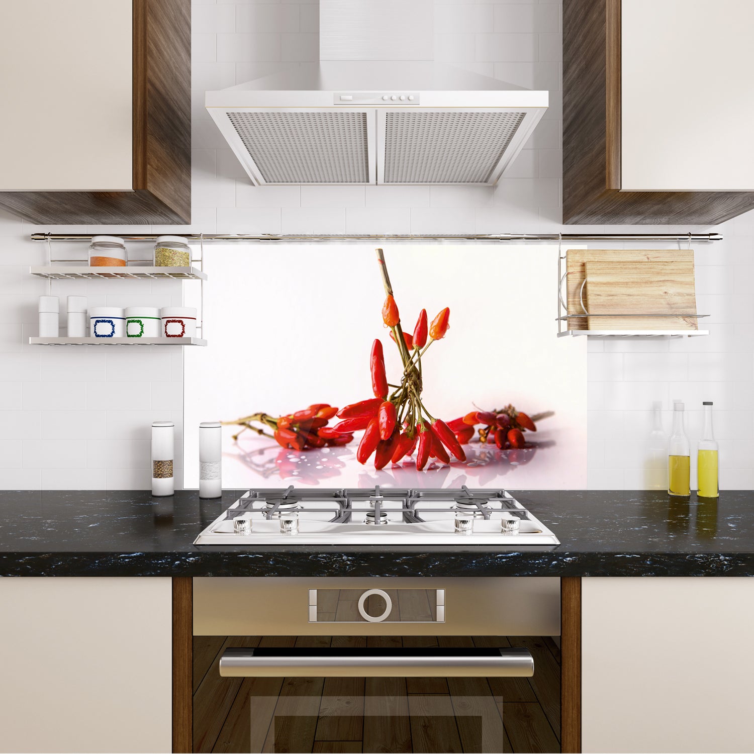 Rote Chilischoten auf einer modernen Küchenrückwand.