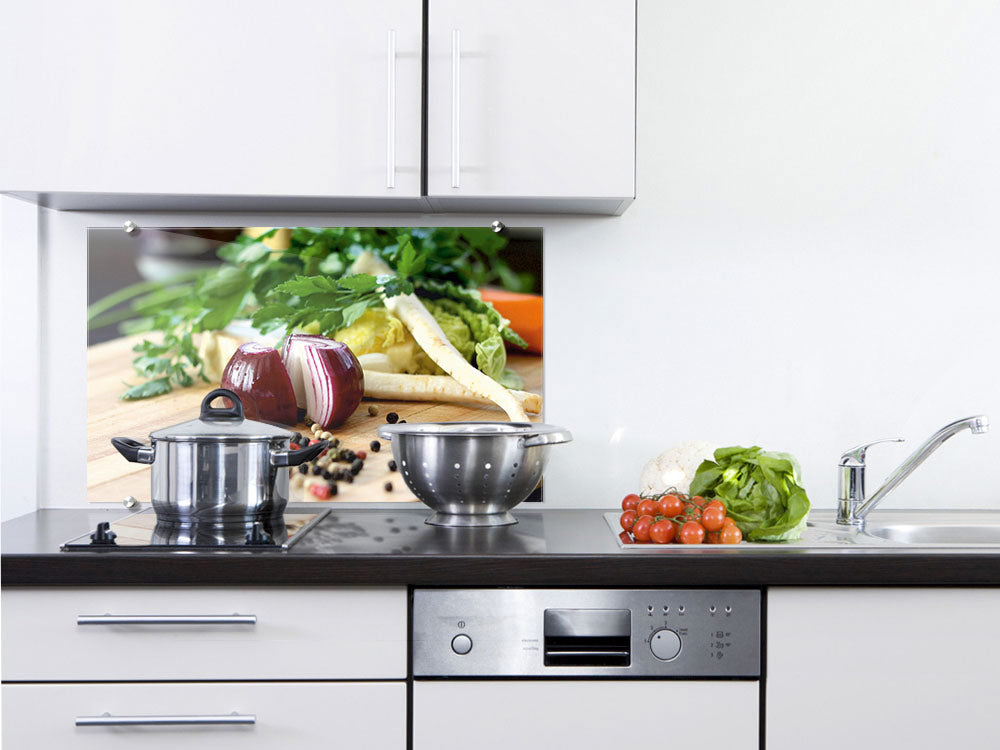 Küchenrückwand mit frischem Gemüse und Kräutern, farbenfroh.