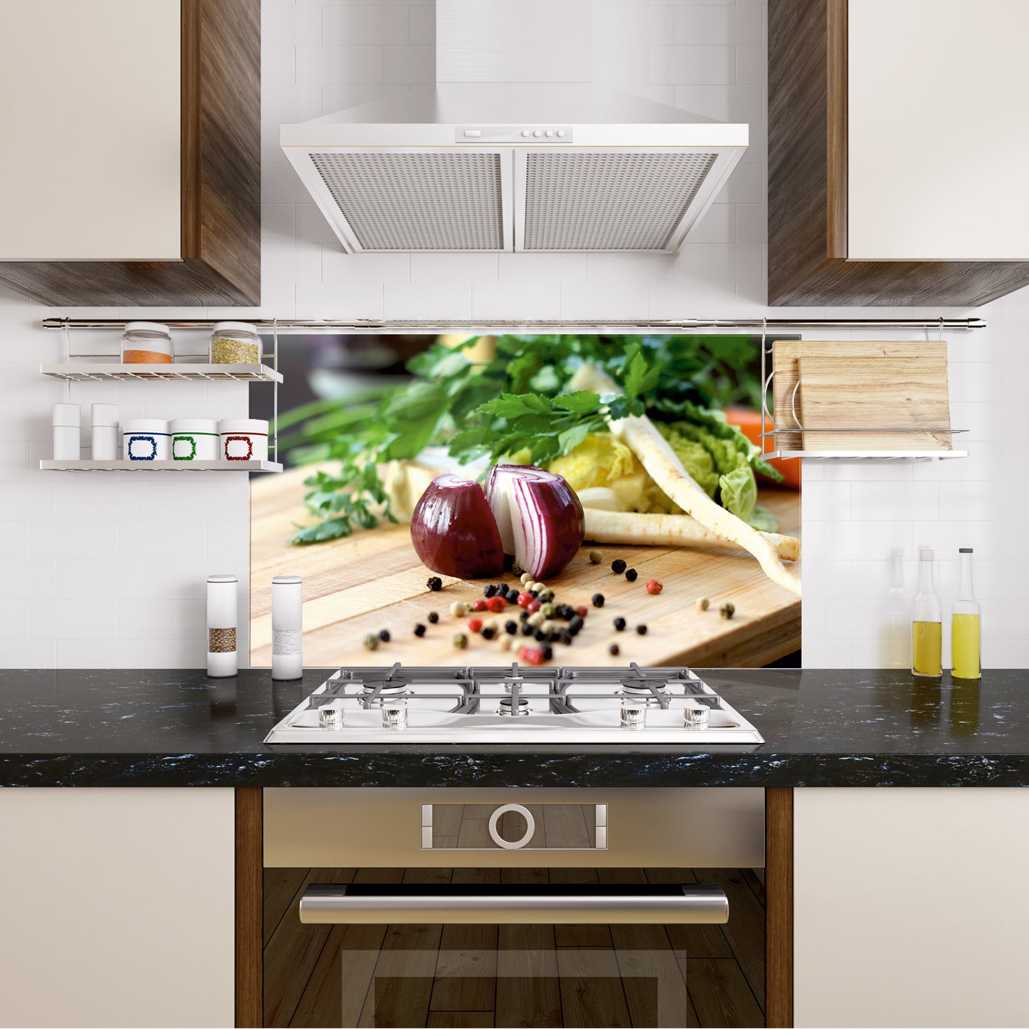 Küche mit Holzschneidebrett, roten Zwiebeln und frischen Kräutern.