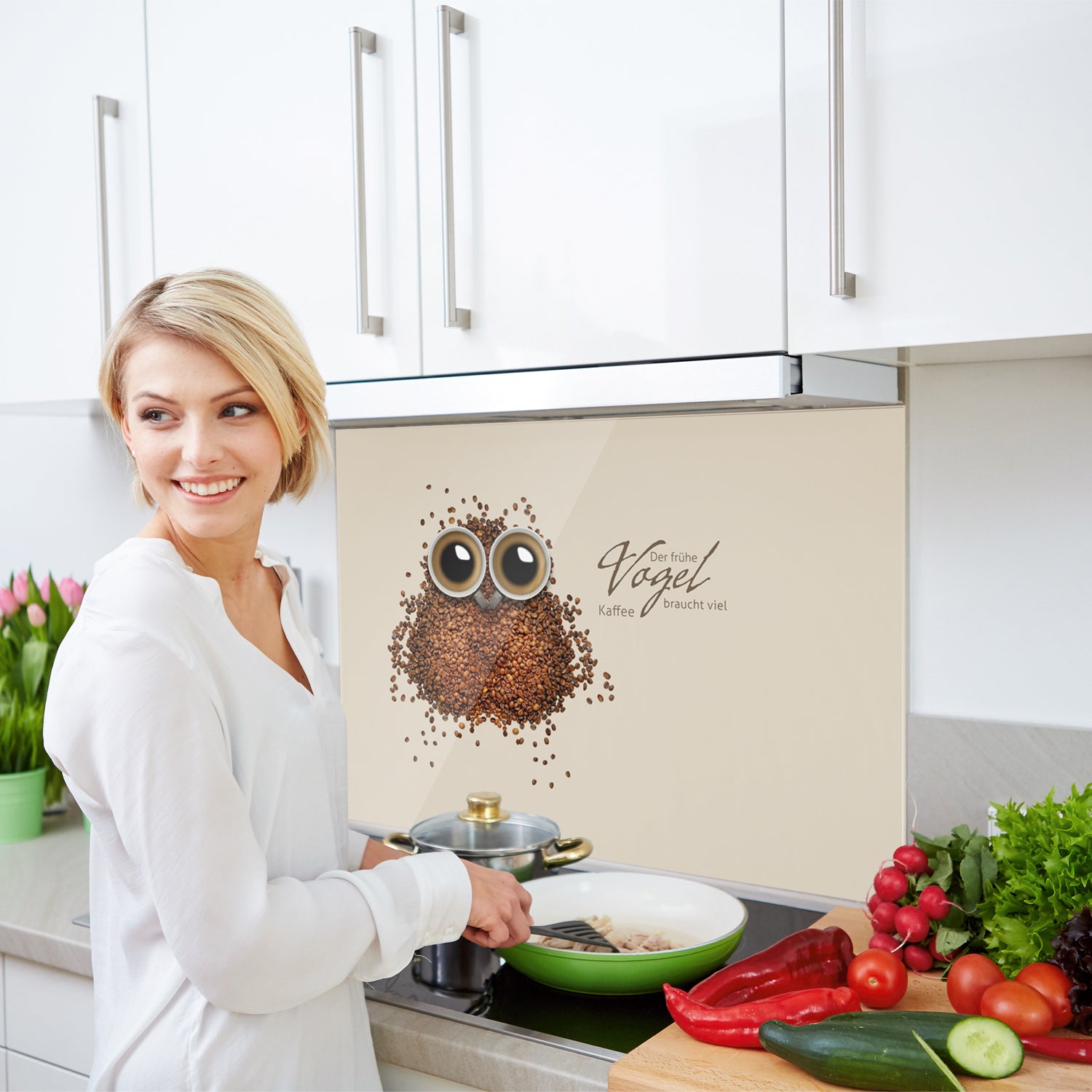 Küchenrückwand mit Kaffeebohnen-Vogelmotiv in Beige.