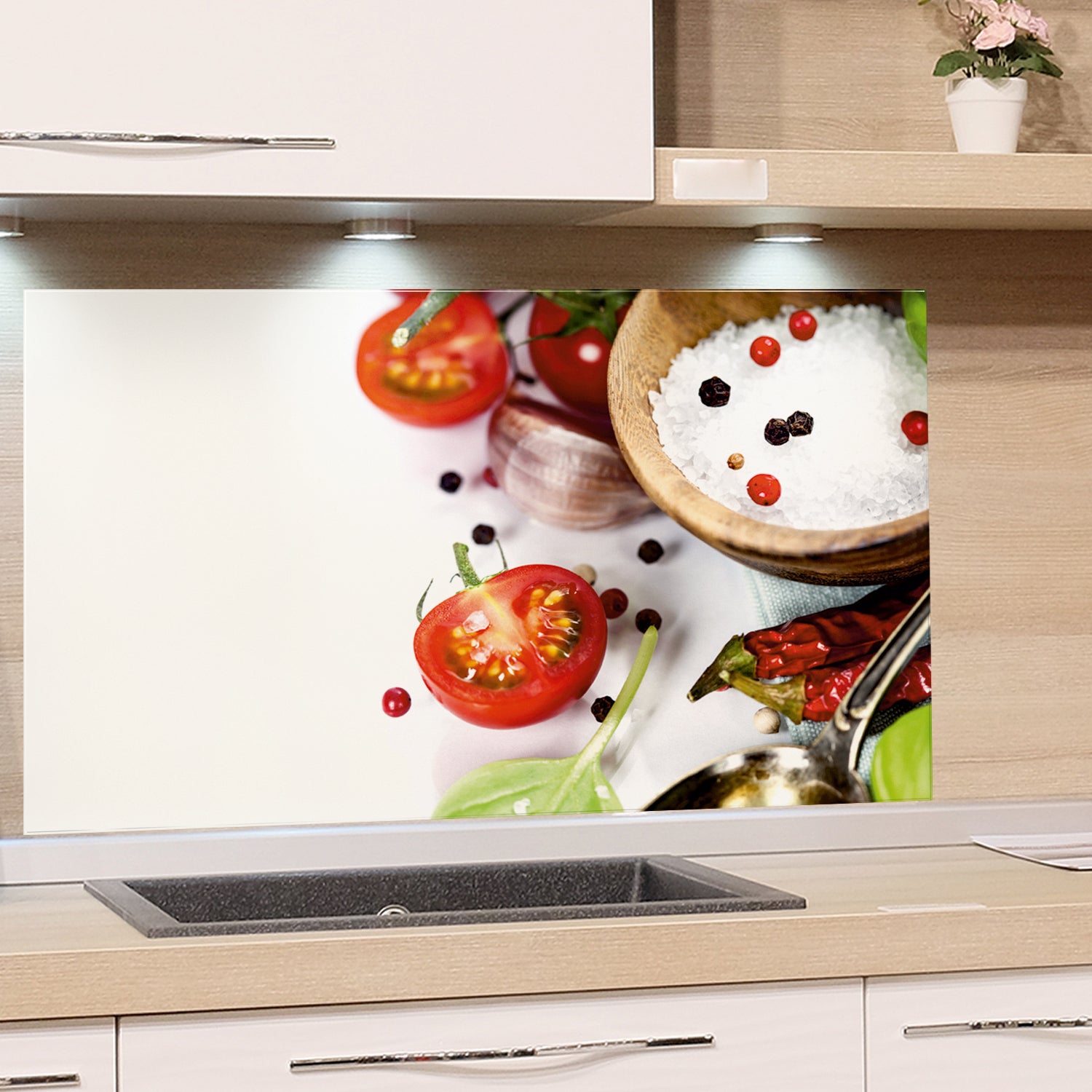 Frische Tomaten, Salz und Gewürze auf Küchentisch.