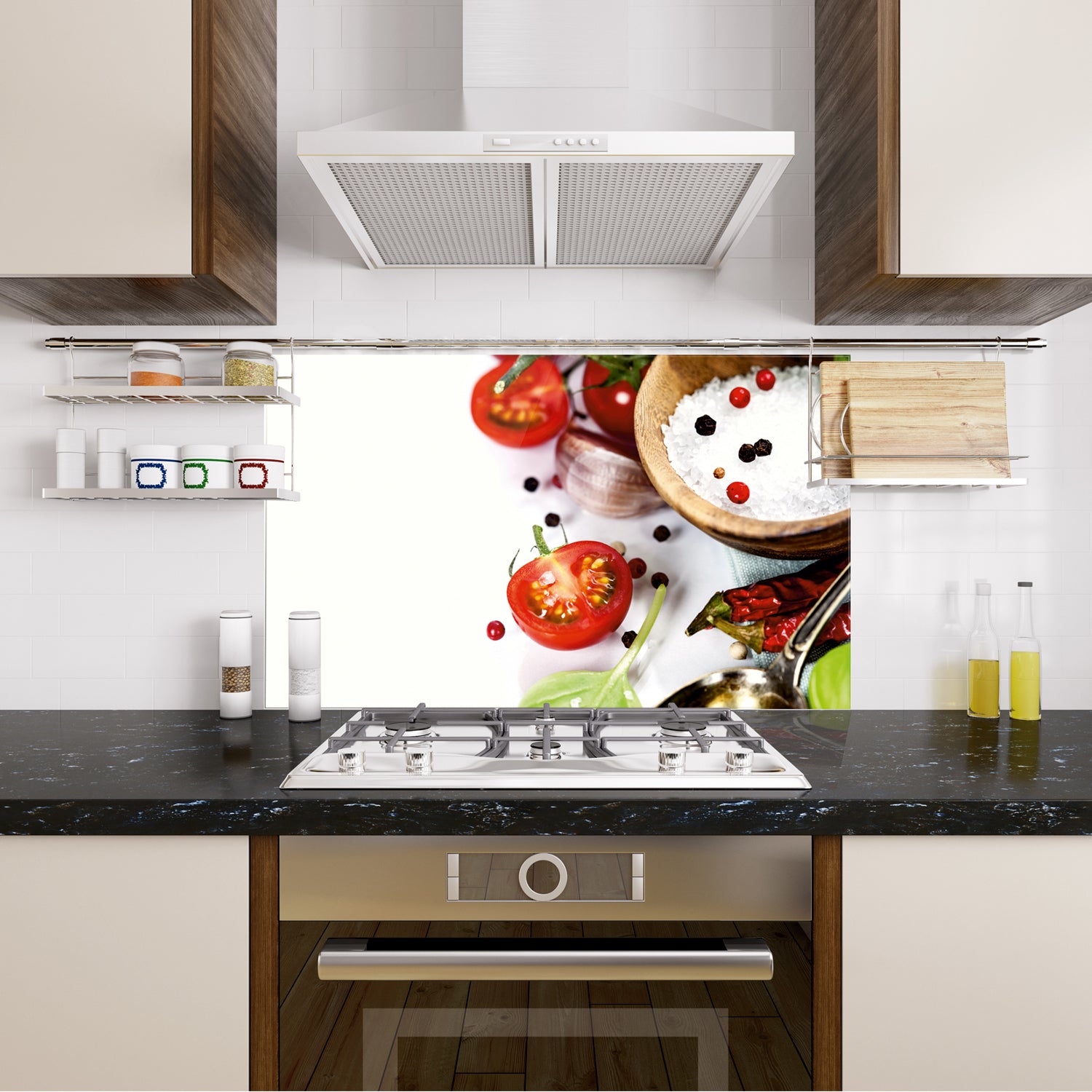 Tomaten, Gewürze und frische Zutaten auf Küchenarbeitsplatte.