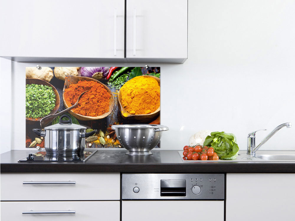 Gewürze in Schalen, orange und gelb, frische Zutaten.