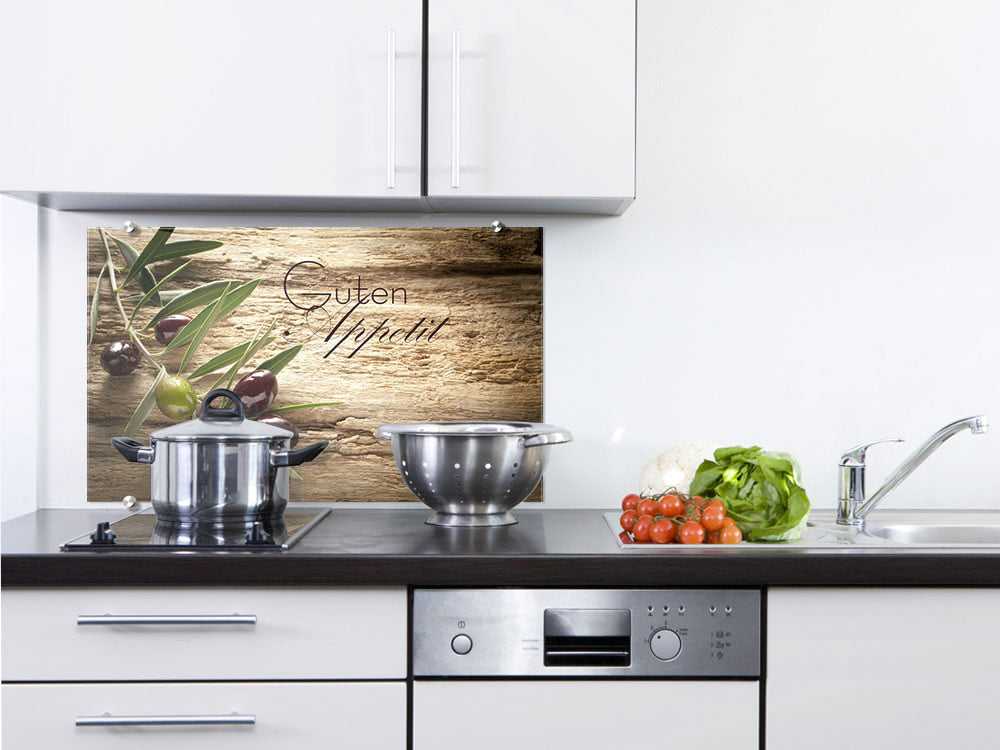 Küchenrückwand mit Oliven, Holzoptik und Schriftzug.
