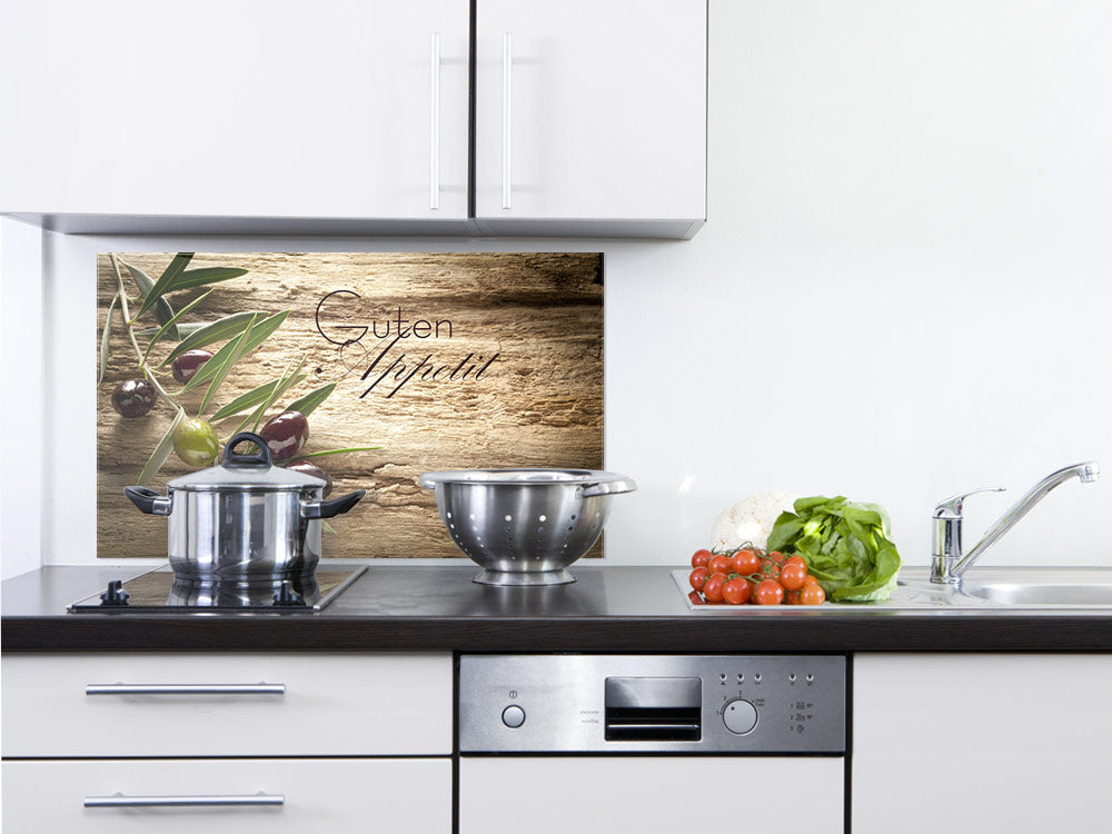 Küchenrückwand mit Oliven, Holzoptik und Schriftzug.