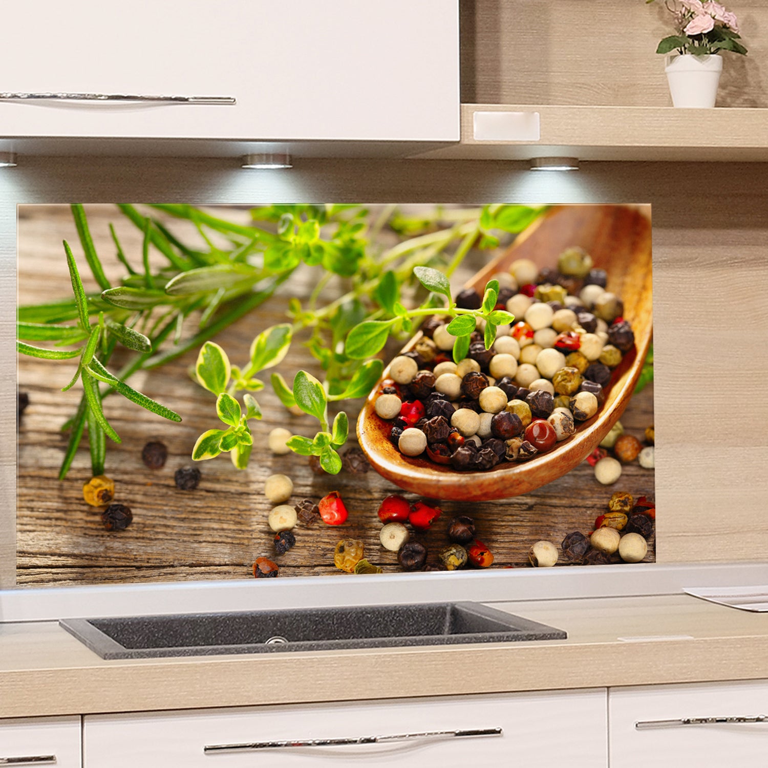 Bunte Pfefferkörner in Holzlöffel mit frischen Kräutern.