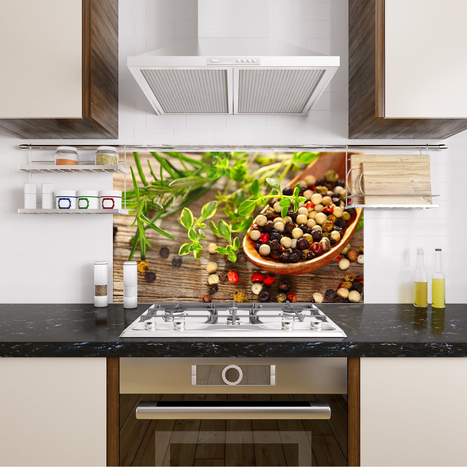 Bunte Pfefferkörner in Holzschale mit frischen Kräutern.