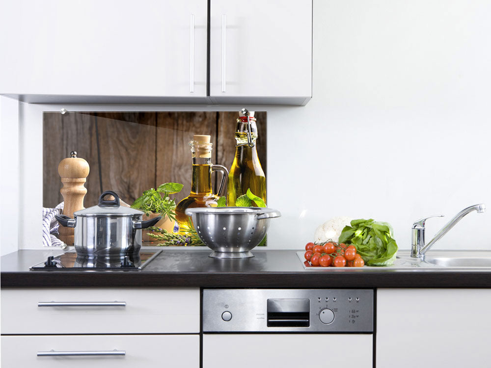 Küchenzeile mit Töpfen, frischem Gemüse und Olivenöl.