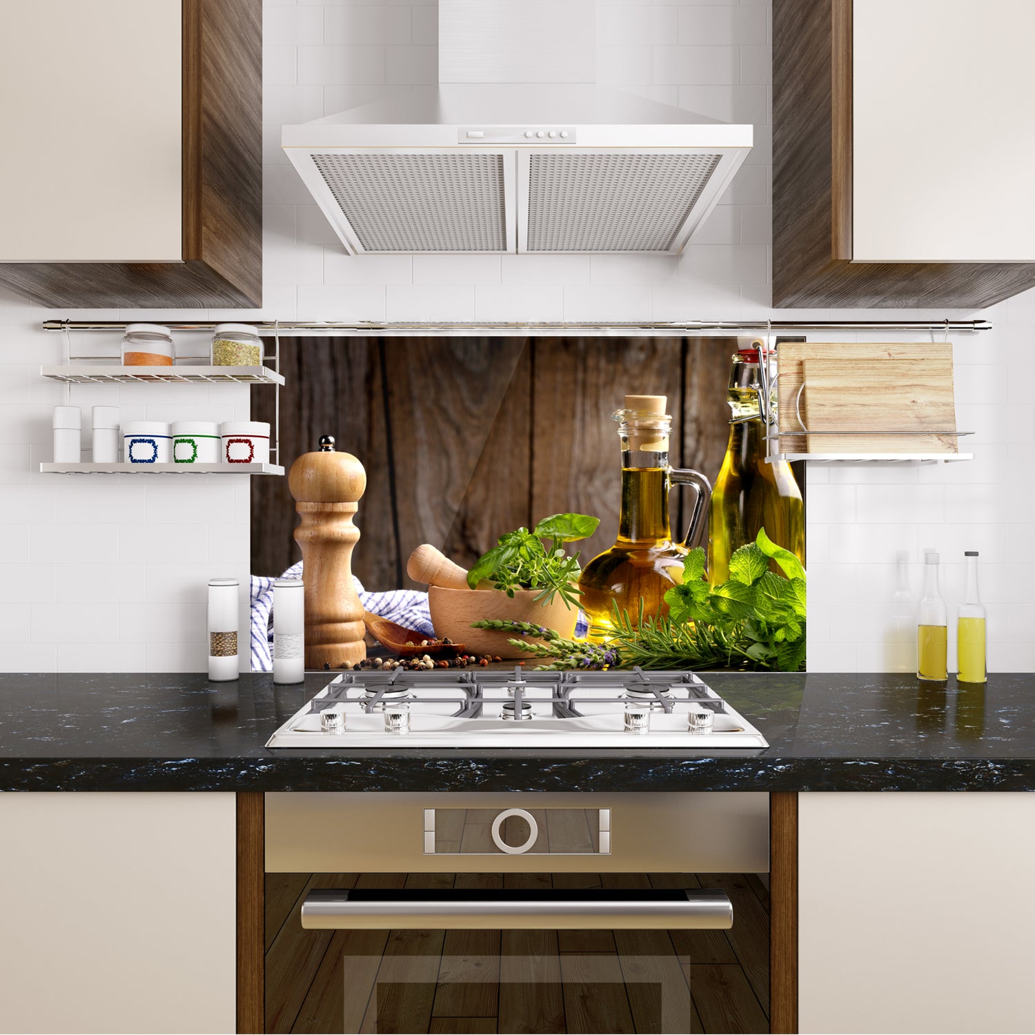 Küchenzeile mit Olivenöl, Kräutern und Gewürzmühle.