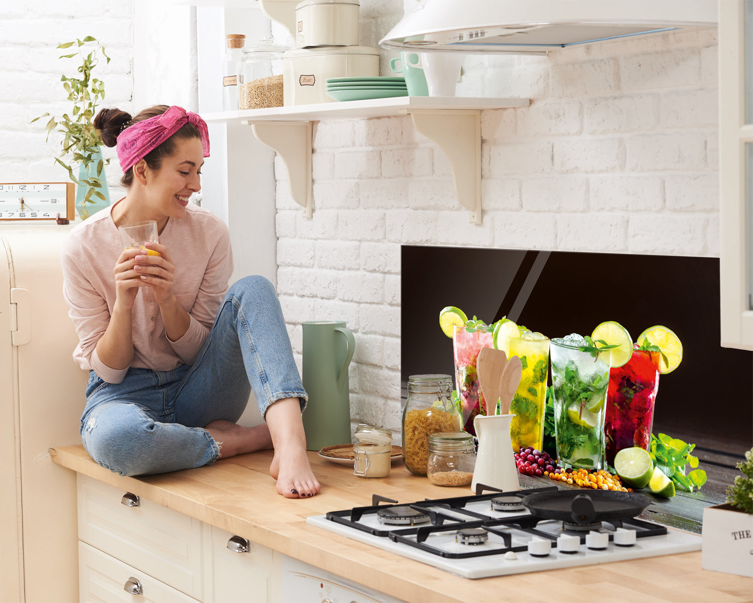 Bunte Cocktails mit Limetten auf einer Küchenarbeitsplatte.
