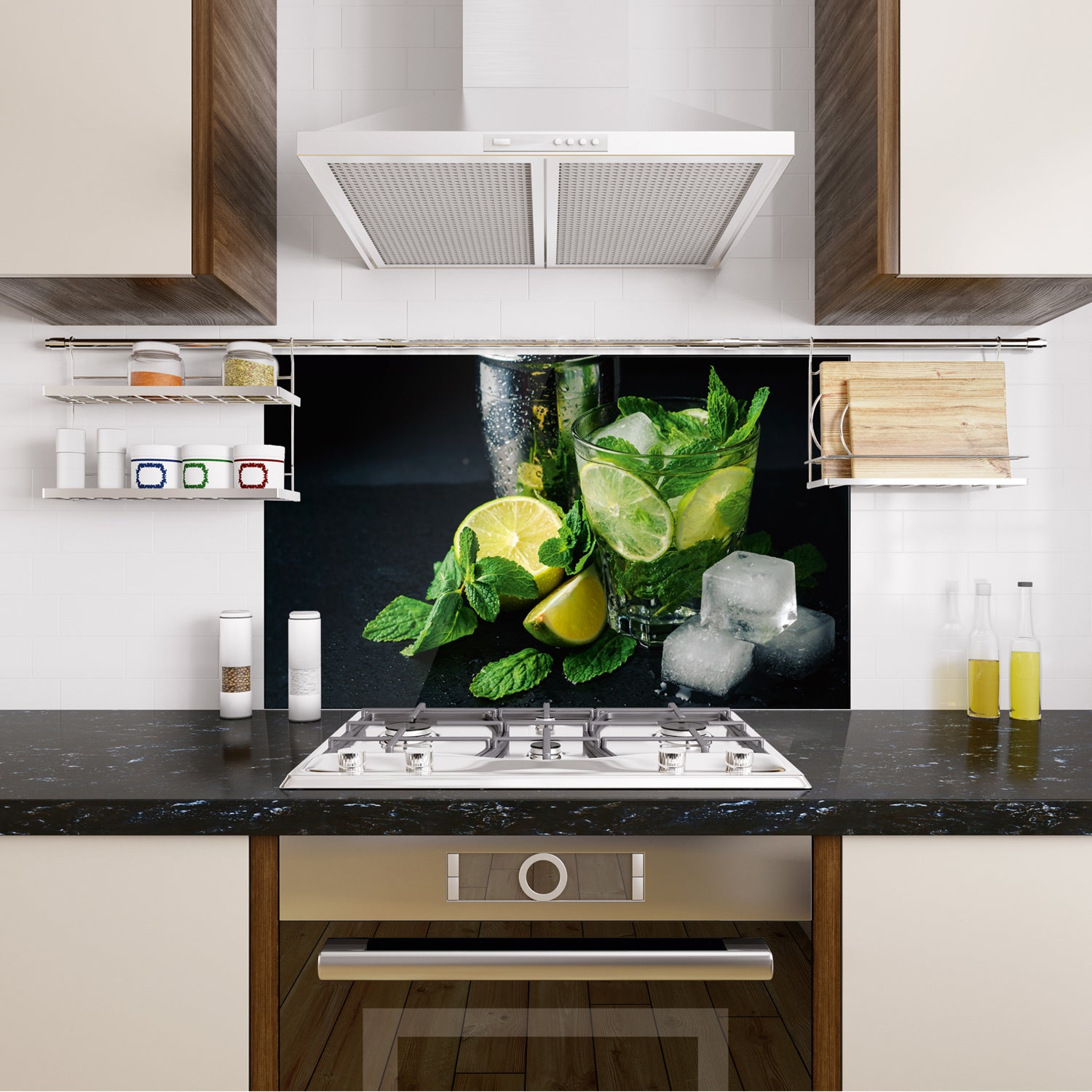 Glas mit Limetten, Minze und Eiswürfeln auf schwarzem Hintergrund.