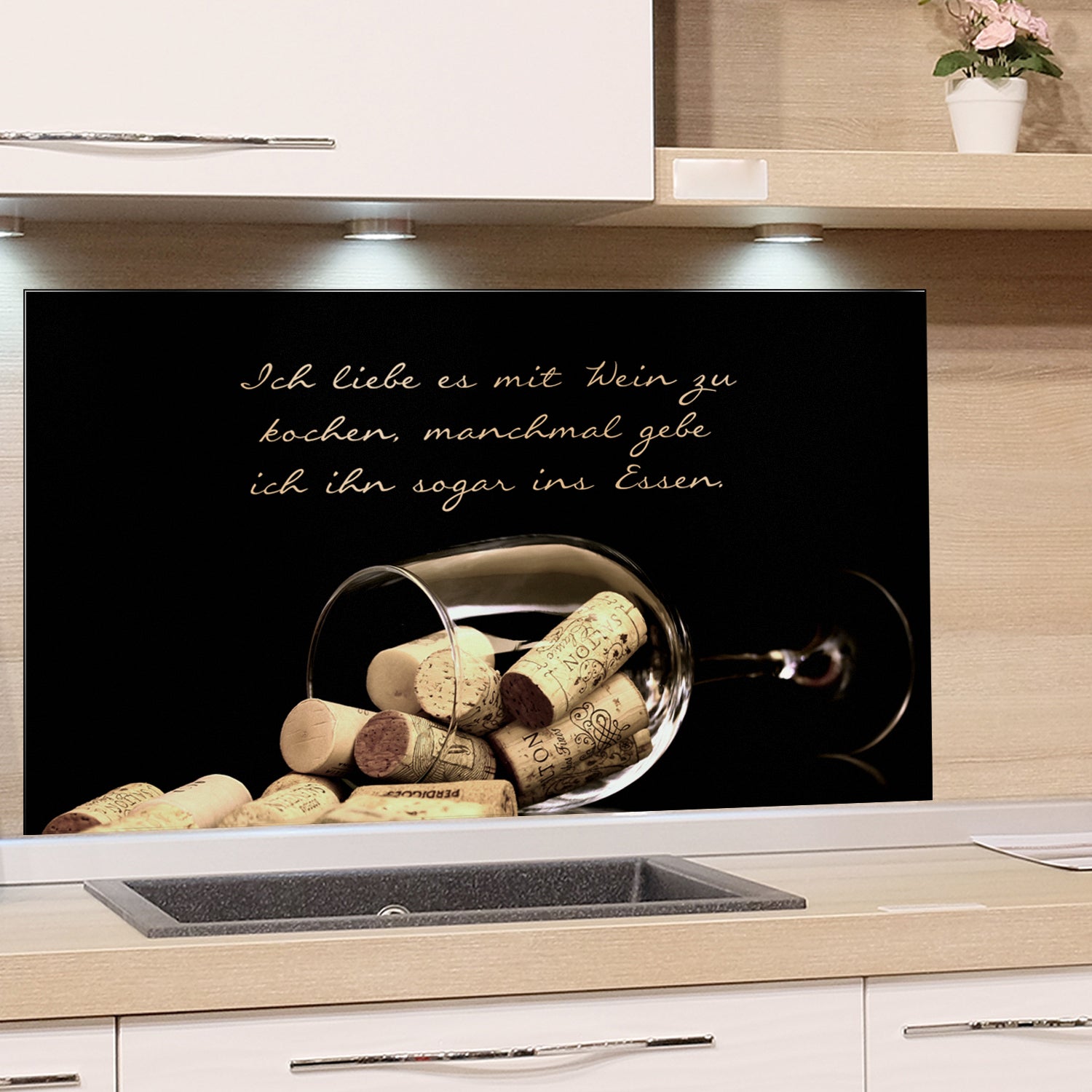 Weißes Glas mit Weinkorken auf schwarzem Hintergrund.