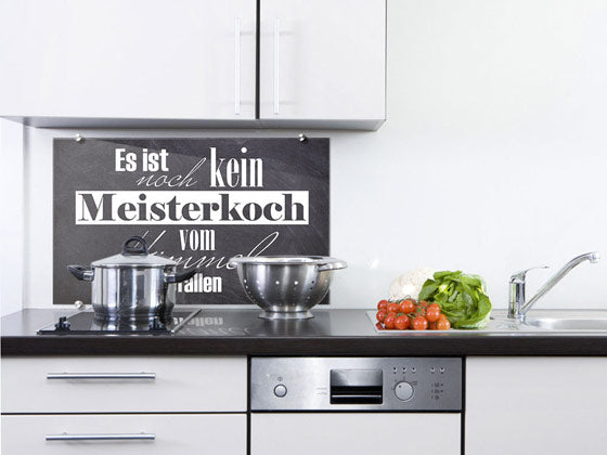 Schwarzes Küchenbanner mit weißem Text und Gemüsen.