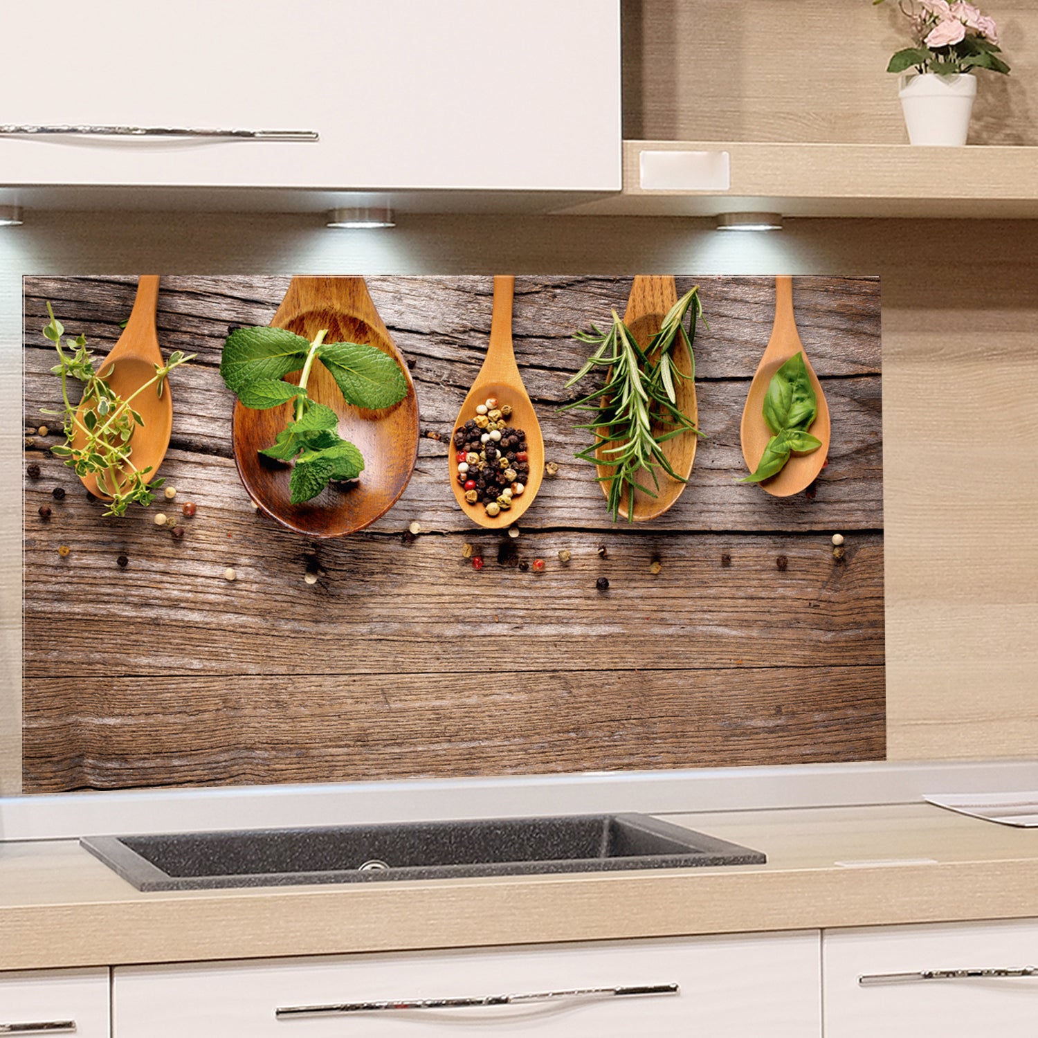 Küchenrückwand mit Holzlöffeln und frischen Kräutern.