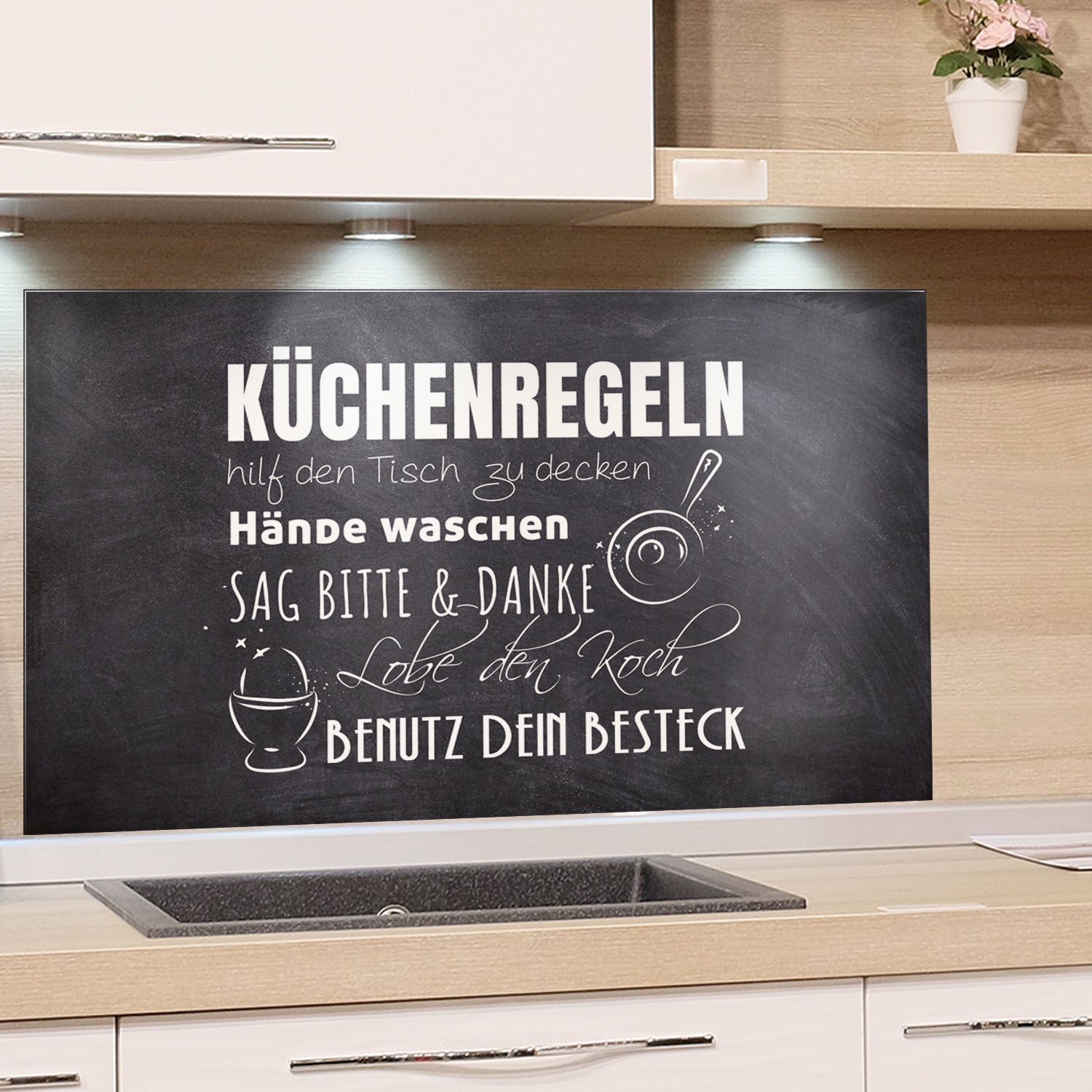 Schwarze Tafel mit Küchenregeln in weißer Schrift.