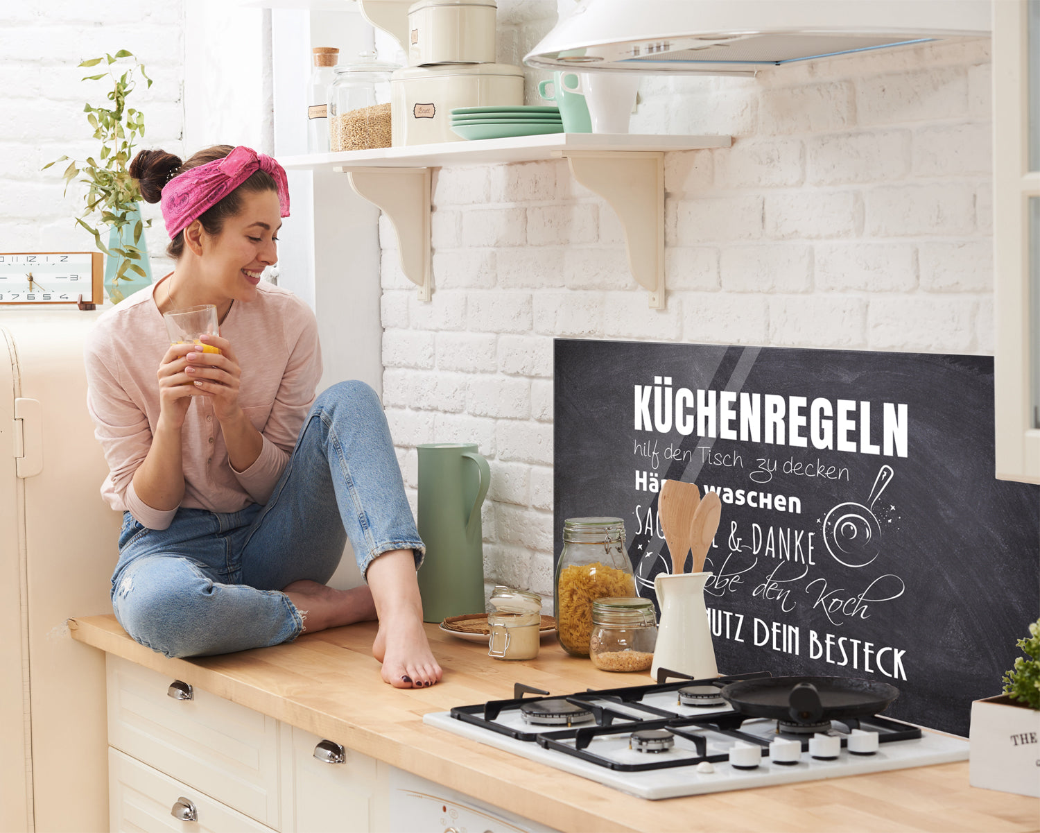 Küchenregeln auf Tafelschild, Frau mit Getränk, helle Farben.