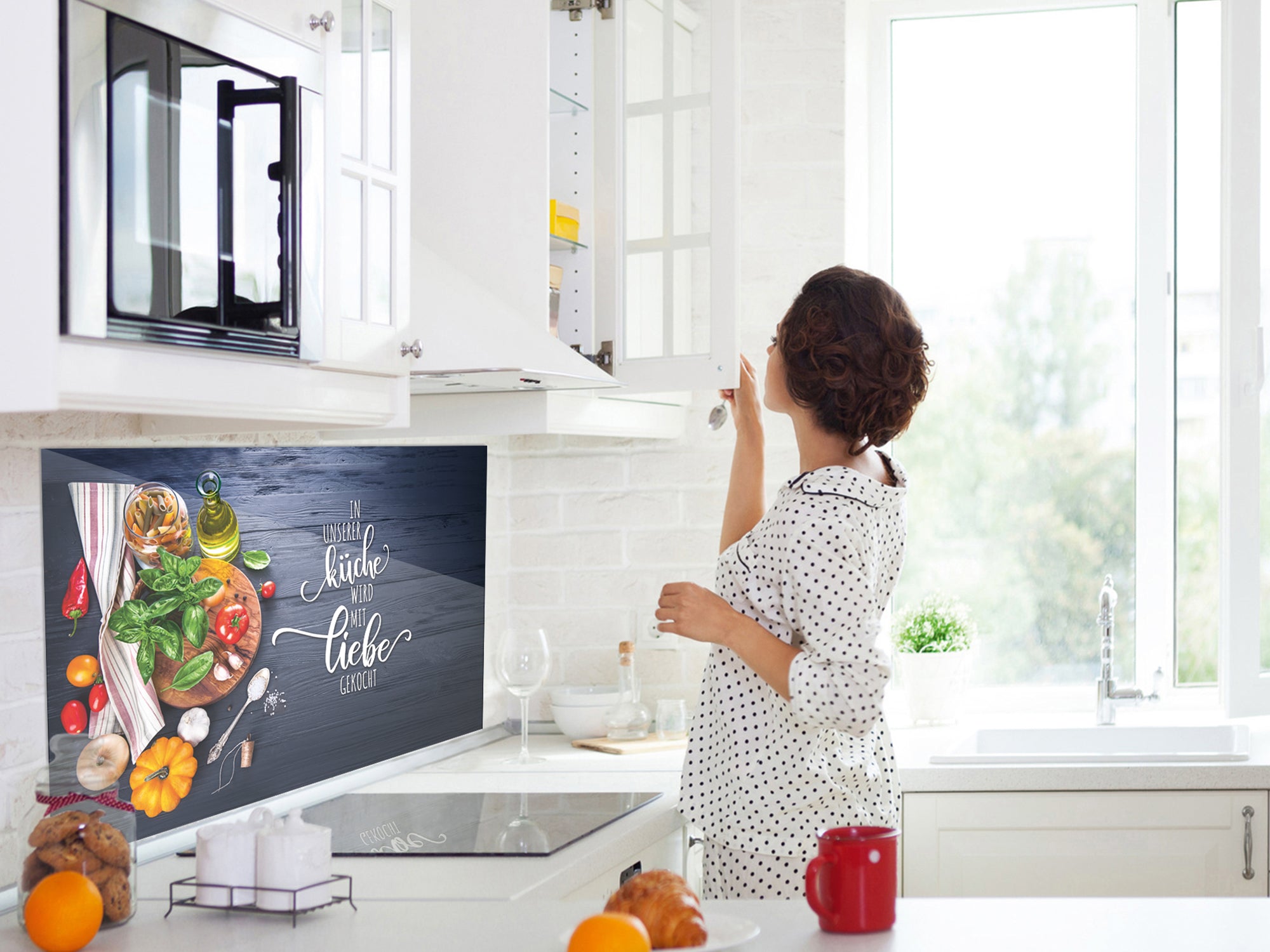 Küche mit buntem Obst, Gemüse und dekorativem Wandbild.