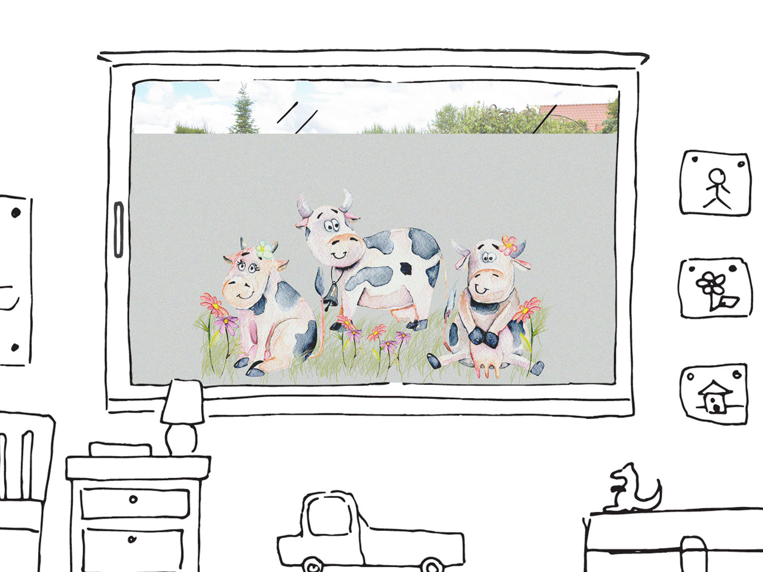 Drei bunte Kühe auf einer Fensterbank mit Blumen.