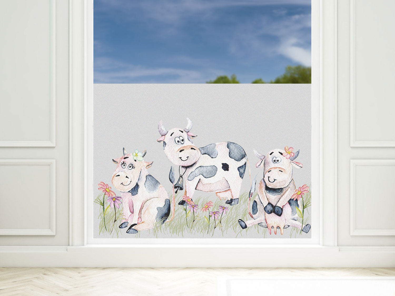 Drei niedliche Kühe auf grauem Hintergrund mit Blumen.