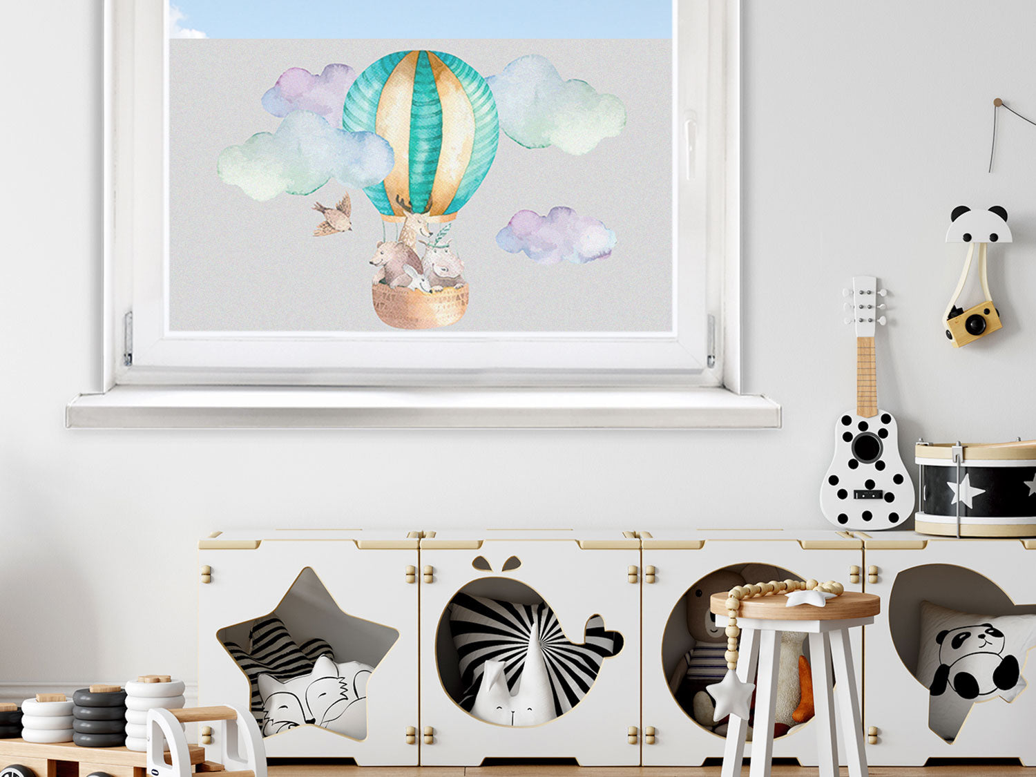 Bunte Luftballon-Dekoration mit Wolken und Tieren.