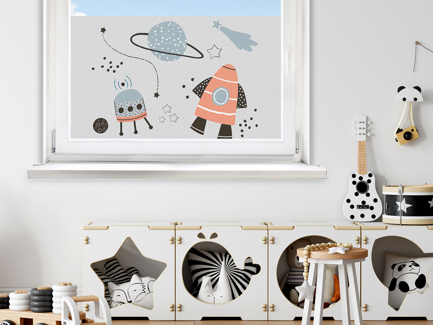 Raumdeko mit Rakete, Roboter und Planeten in Pastellfarben.