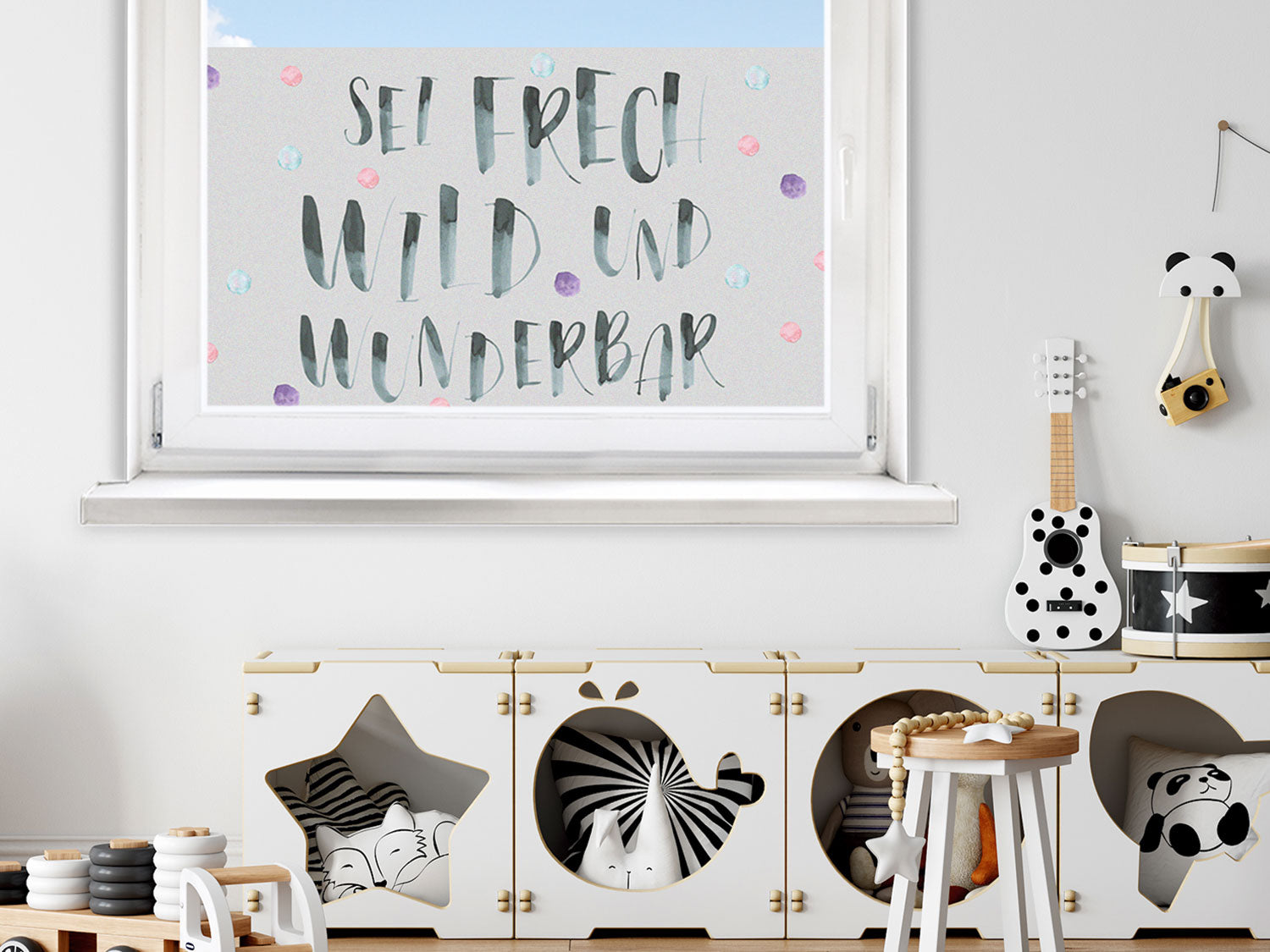 Wanddeko mit bunten Schriftzügen und pastellfarbenen Akzenten.