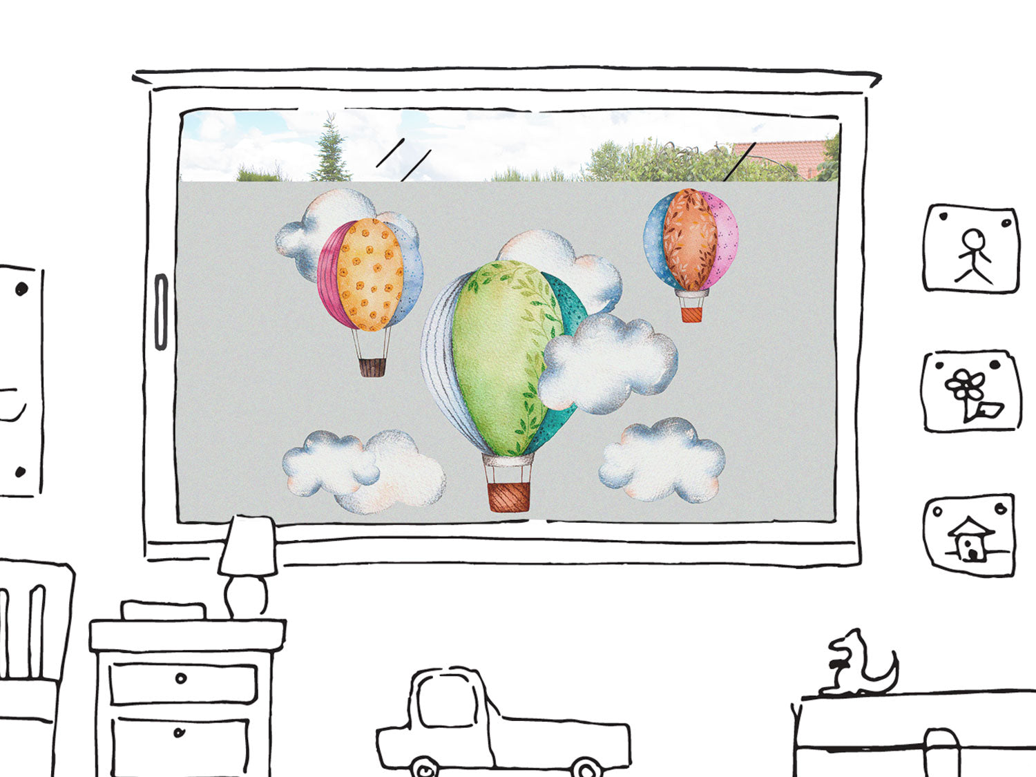 Bunte Heißluftballons mit Wolken vor einem Fenster.