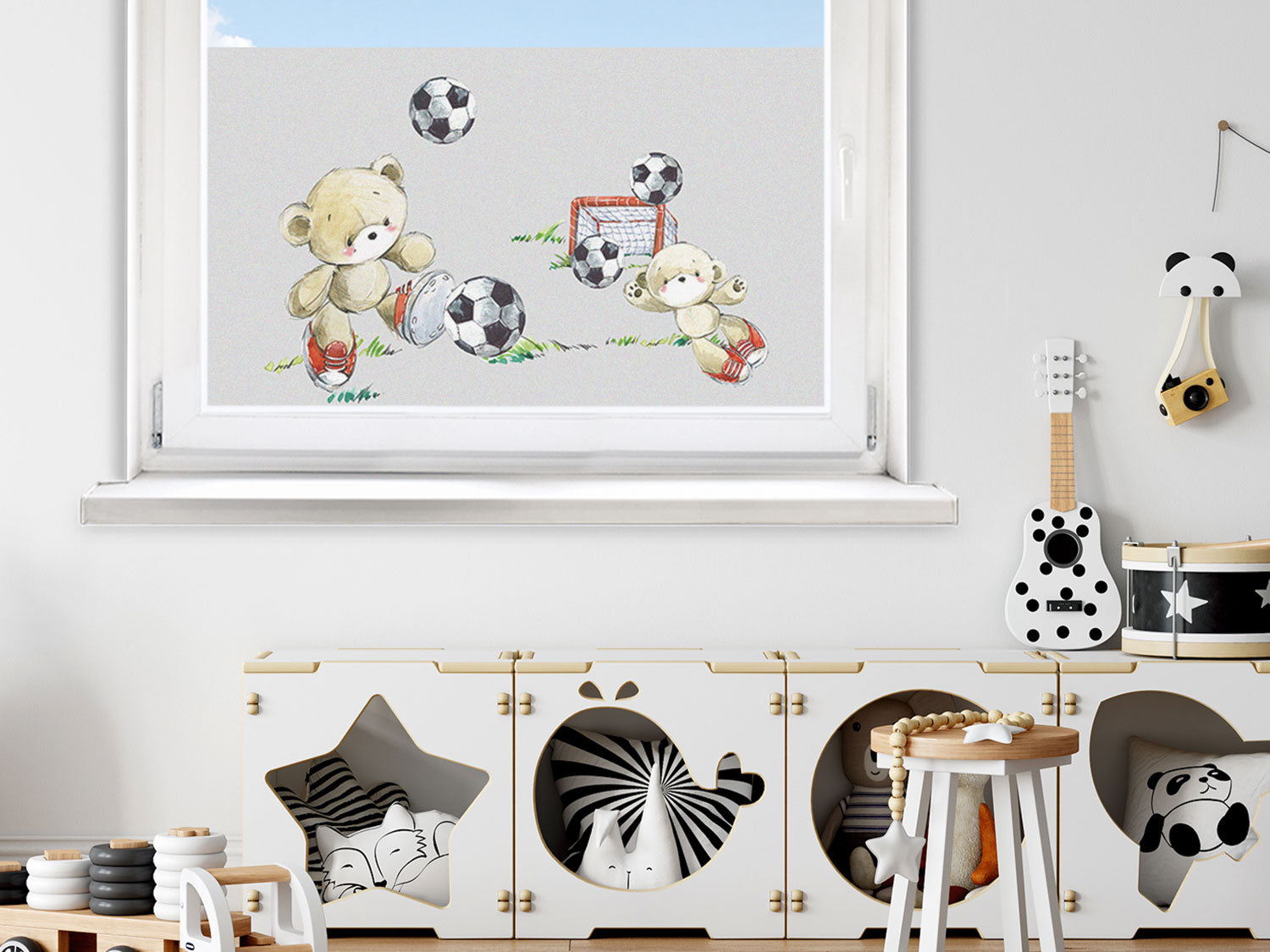 Bären und Enten mit Fußbällen im Kinderzimmer.