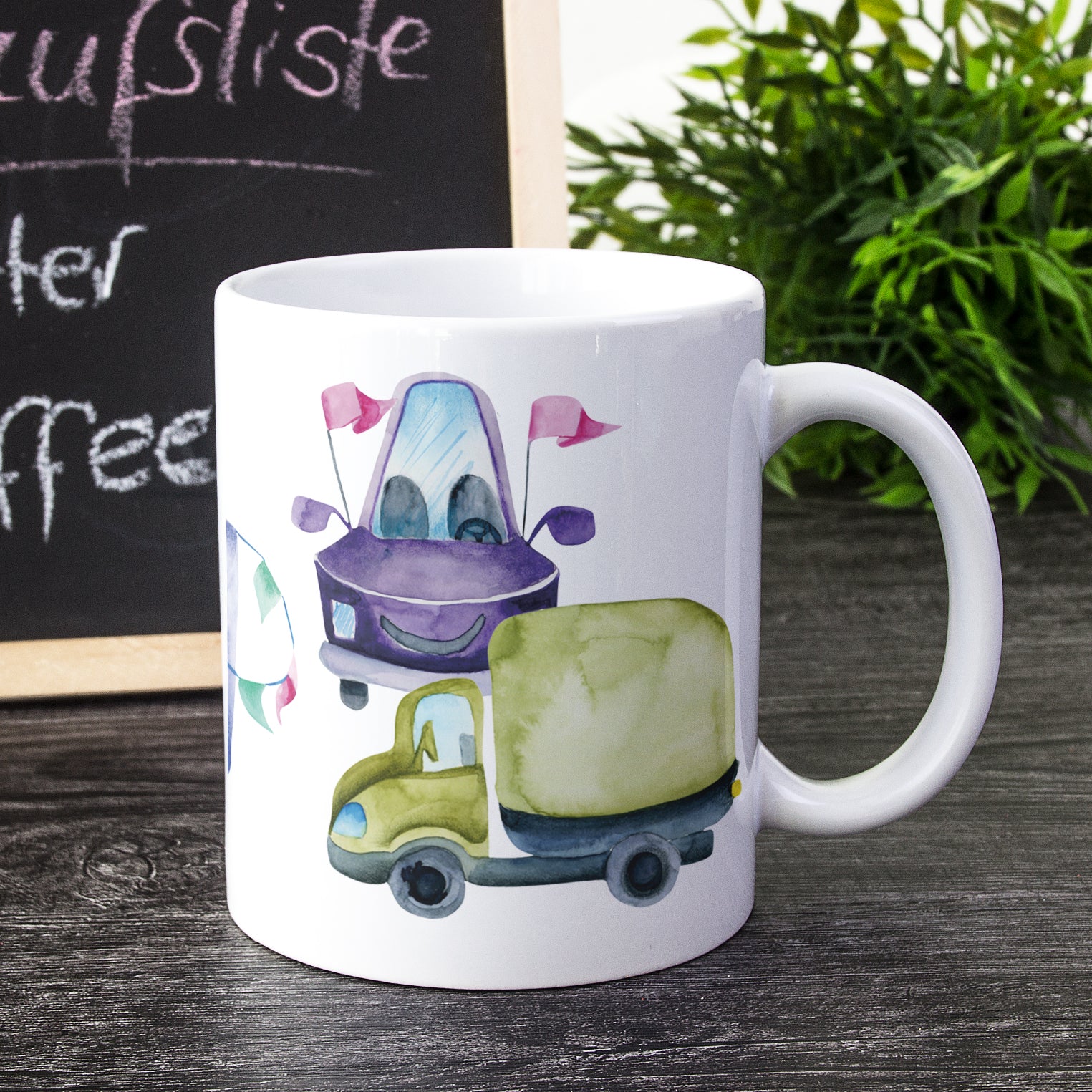 Tasse mit bunten Fahrzeugen