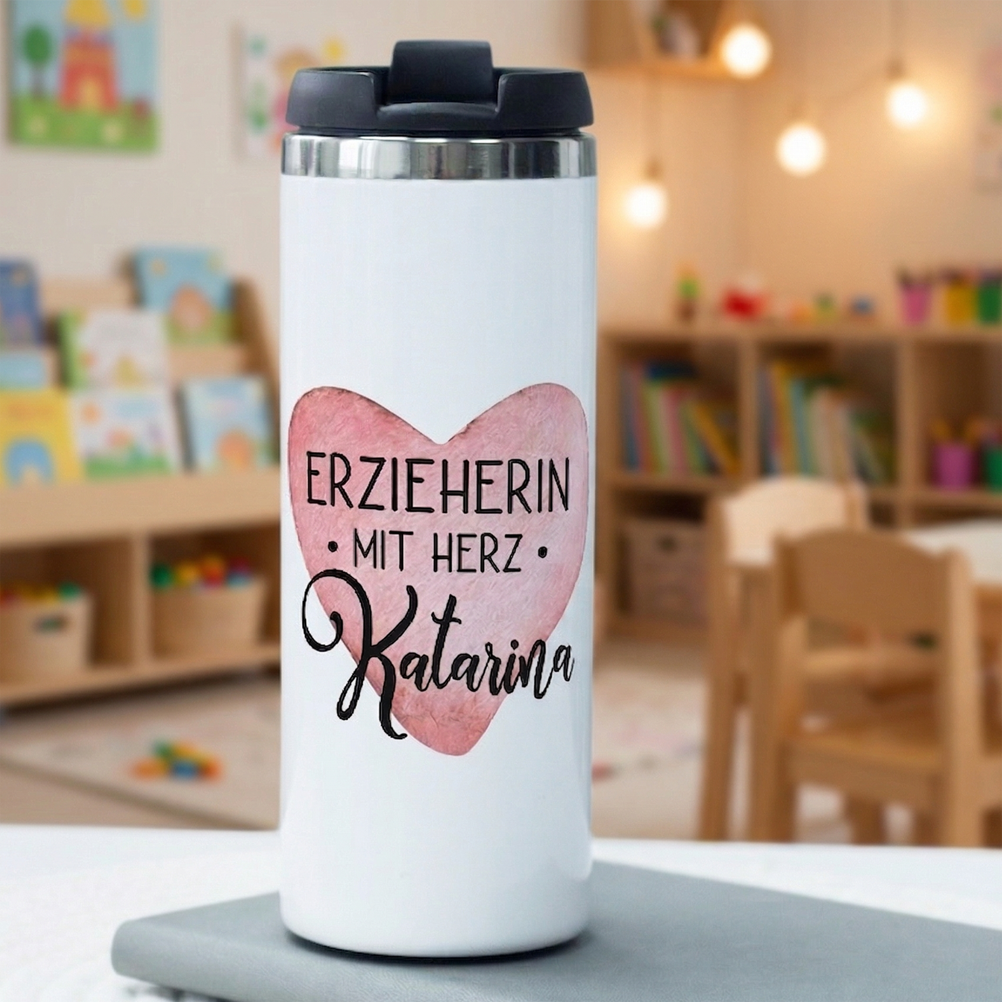 Weißer Thermobecher mit rotem Herz und Text.