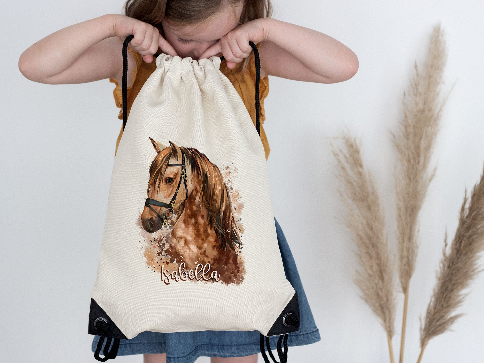 Beige Rucksack mit Pferdemotiv und dem Namen Isabella.