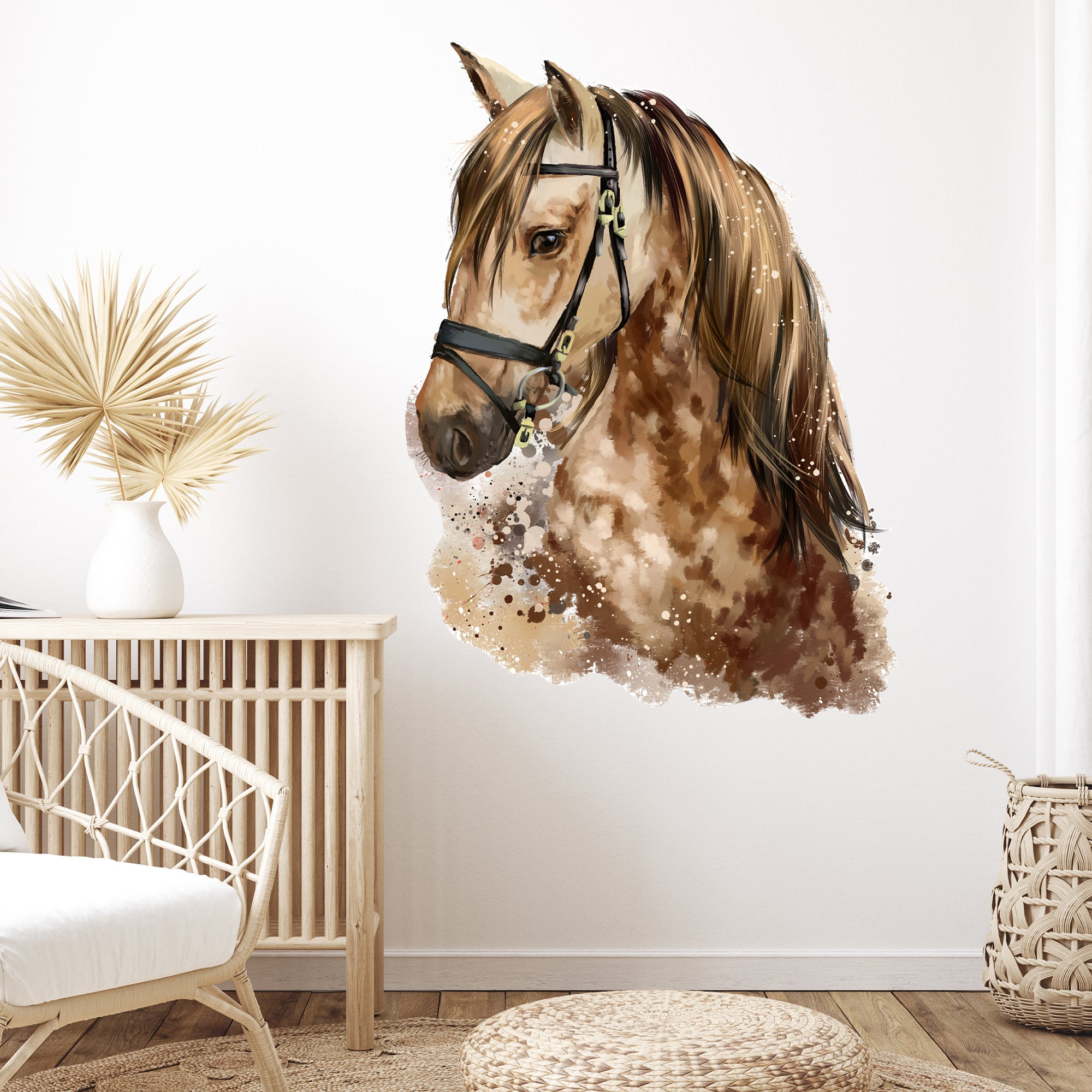 Braunes Pferd mit Zügeln und malerischem Hintergrund.