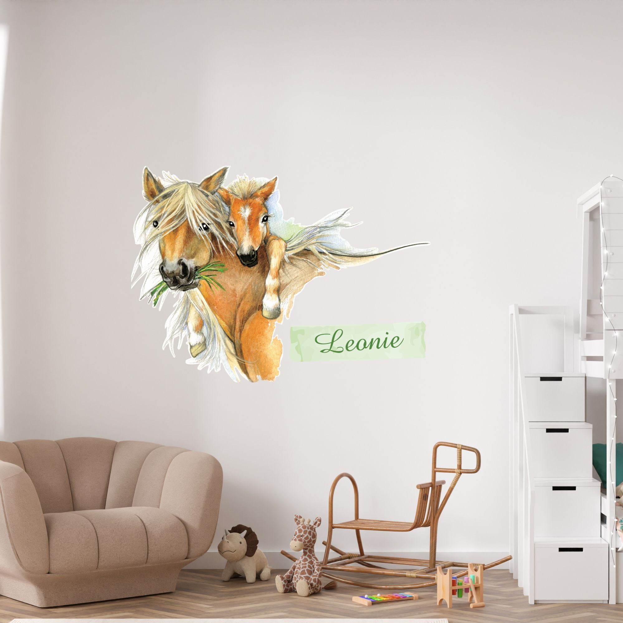 Pferdewandtattoo in sanften Farben mit dem Namen Leonie.