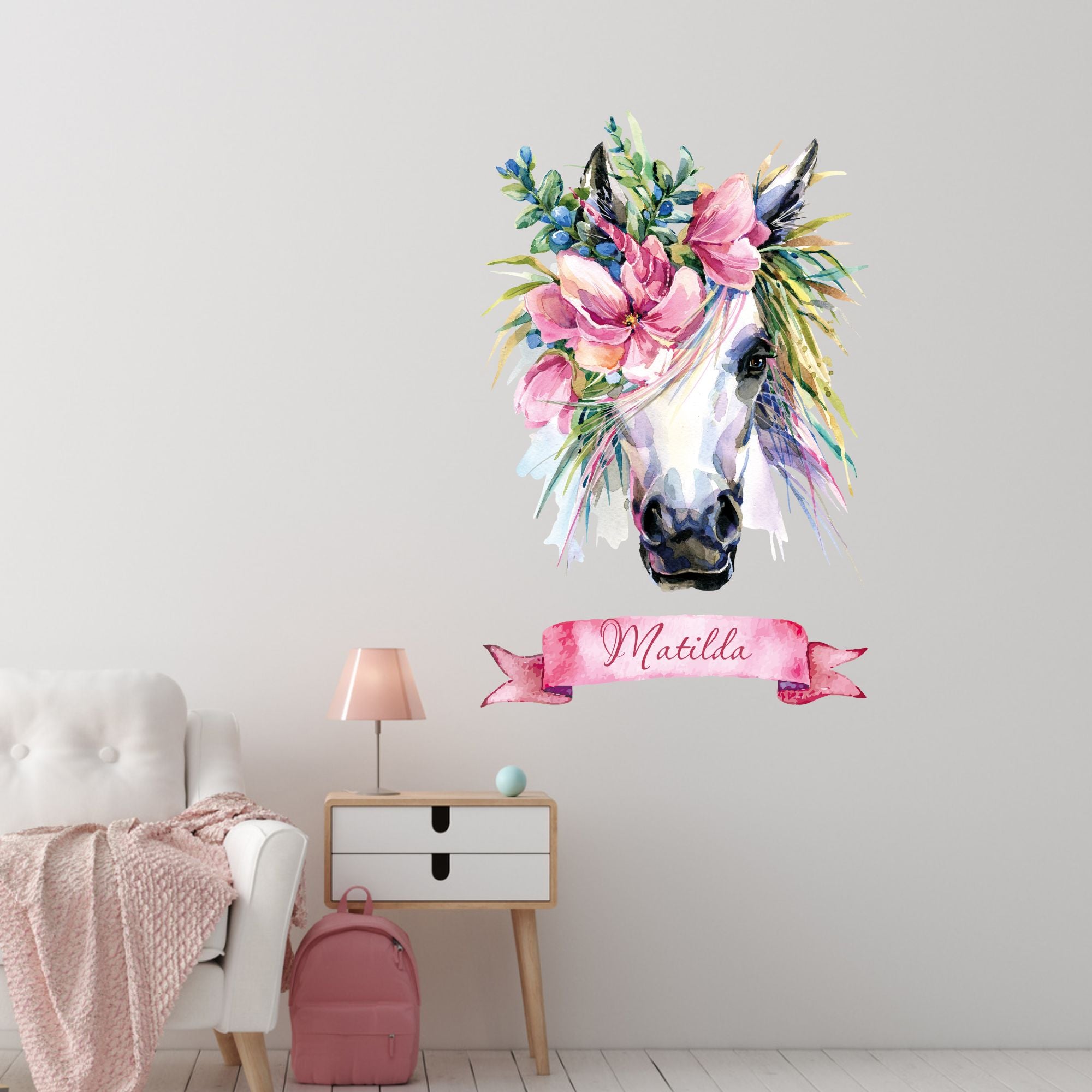 Pferdekopf mit bunten Blumen und dem Namen Matilda.