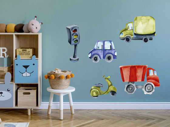 Bunte Wandtattoos von Fahrzeugen und Ampel in Pastellfarben.