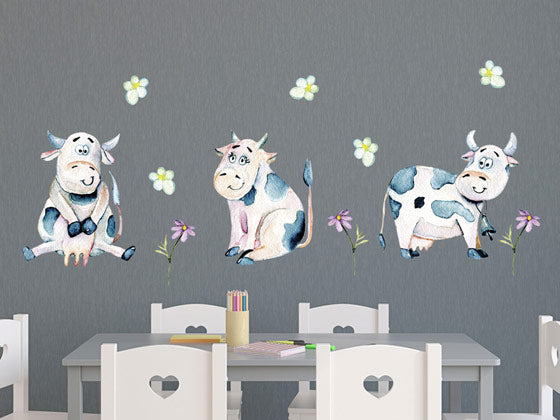 Bunte Kuh-Wandtattoos mit Blumen auf grauem Hintergrund.