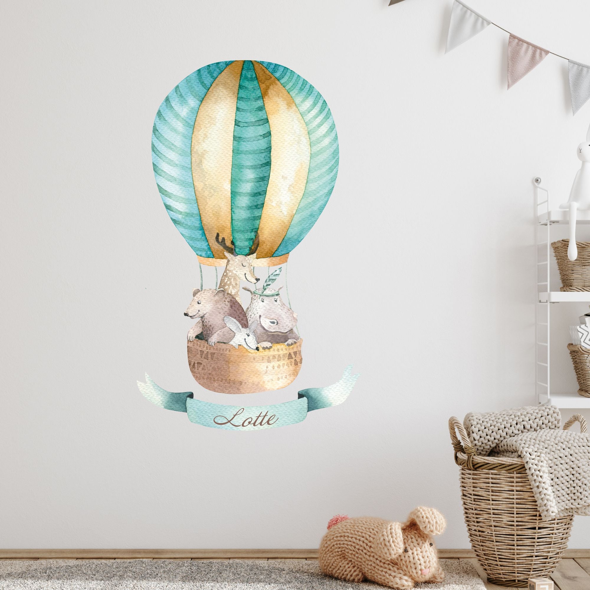 Bunte Luftballon-Wanddekoration mit Tieren und Name Lotte.