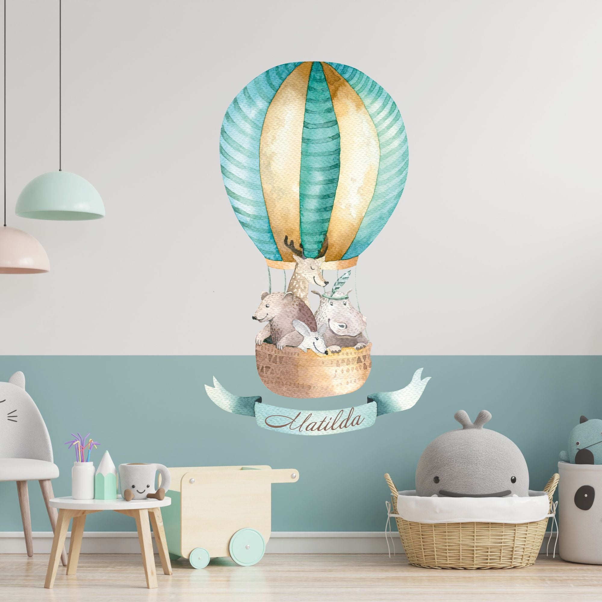 Bunte Luftballon-Wandtattoo mit Tieren und dem Namen Matilda.